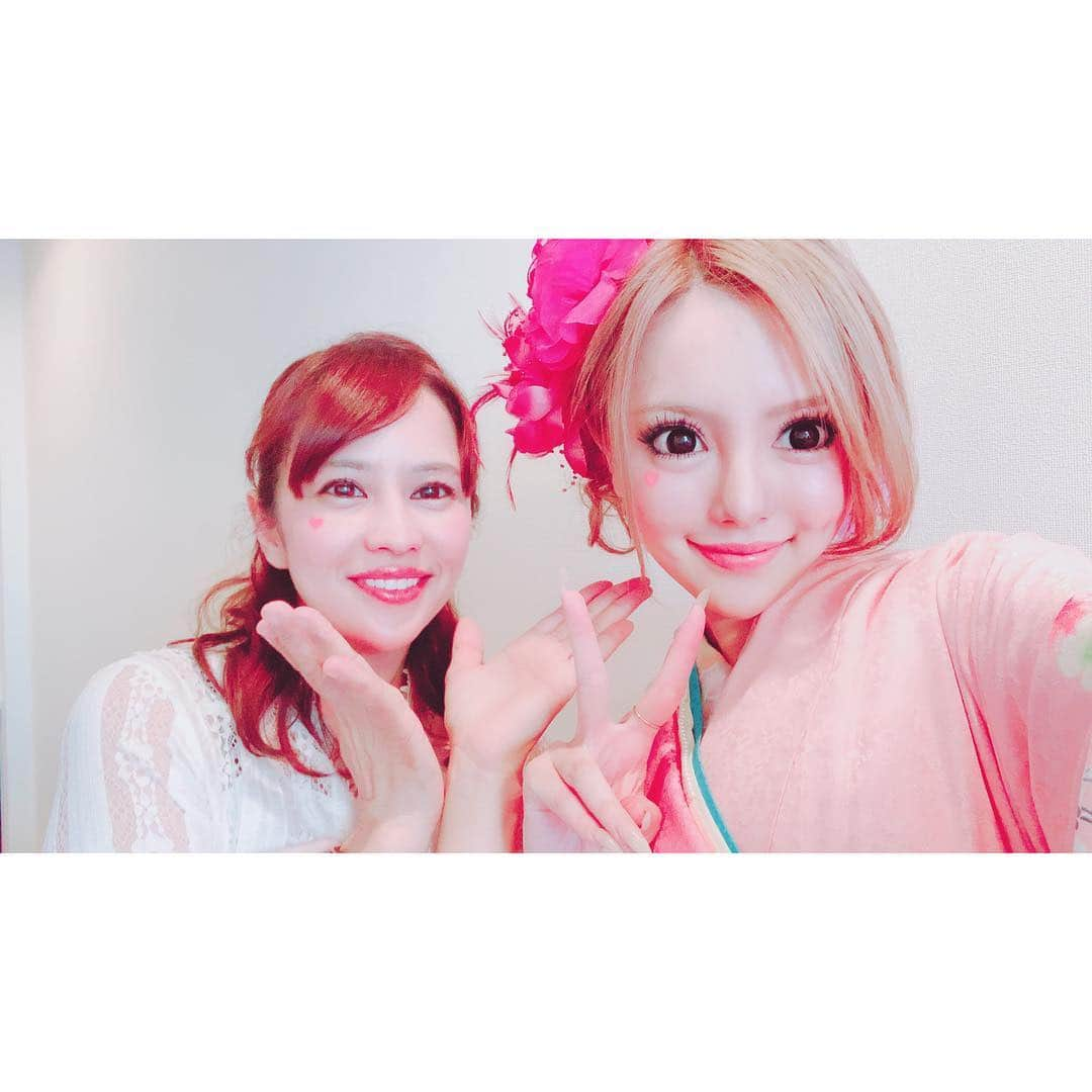 葉月芽生さんのインスタグラム写真 - (葉月芽生Instagram)「もうそろそろXmas🎄🎁💕 サンタさん撮影したよん🎅🏻💭 その場でお花も活けてもらって すごい楽しい撮影でした🌼🌼💓 今回もお着物は興栄さん👘💕 興栄の社長さんも撮影に来てくれたよーん😊💛💛 #xmas#クリスマス#サンタ#コスプレ#ツリー#tree#冬#winter#正月#着物#興栄#赤#ドレス#撮影#銀座#六本木#美人茶屋#葉月芽生」12月14日 19時40分 - mei_hazuki