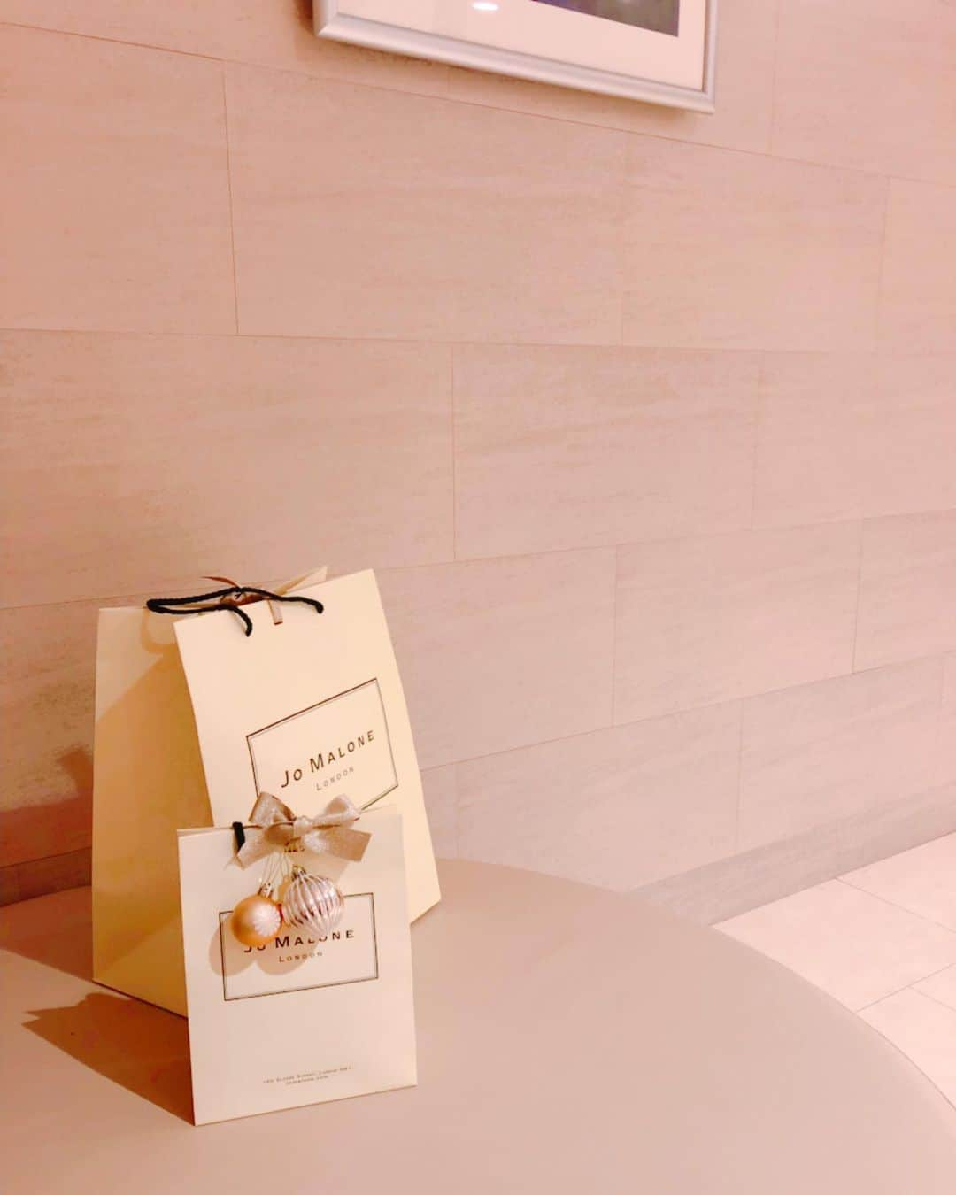 s.hiyeeeeさんのインスタグラム写真 - (s.hiyeeeeInstagram)「🎁 ・ ・ #xmaspresent  喜んでくれるかな❤︎ ・ ・ ・ ・ #jomalone @jomalonelondon  #ジョーマローン  #ジョーマローンロンドン #present #Xmas」12月14日 19時59分 - s.hiyeeee