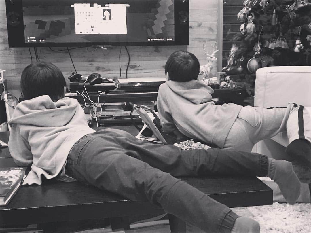 二ノ宮知子さんのインスタグラム写真 - (二ノ宮知子Instagram)「ゲームをしている息子たちが自由すぎる…。」12月14日 20時24分 - tomokoninomiyaa