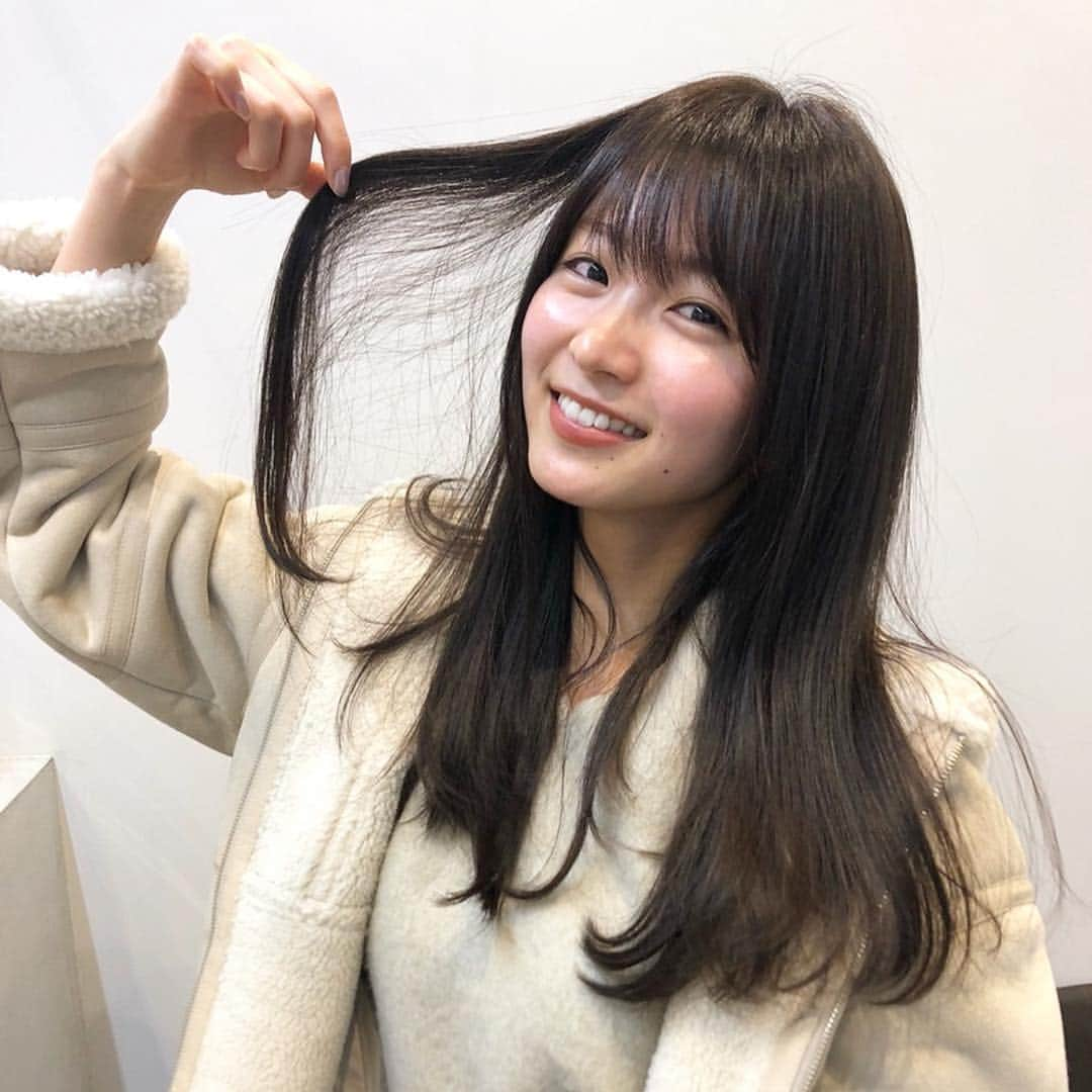 堀加奈子のインスタグラム：「さえちゃん❤️髪色復活☺️ . とりあえず、２０１９年はダークトーンカラーで迎えます🤣💕 . プレゼント🎁までありがとう😍 . 年明けすぐから仕事みたいだから💦 年内ギリギリにトリートメント来てね 待ってます💕💕💕 . . @sae_okazaki #岡崎紗絵 #ray #hair  #haircolor #hairstyle #smile #haircare #belle #hairsalon #gina」