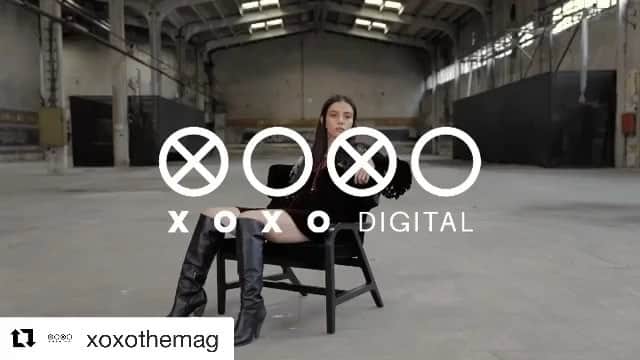 Ozge Gurelのインスタグラム：「#Repost @xoxothemag with @get_repost ・・・ “Oyunculukta sürekli değişen dengeler yorucu, ama o durumda da beklentileriniz devreye giriyor. Oyunculuktan ne istiyorsunuz? Mesleğinizden beklentiniz, gerçekten ne?” @ozgecangurelofficial #xoxothemag #xoxodigital Daha fazlası XOXO’nun 76. sayısında. 💫 #ozgegurel  Üyelik için: xoxodigital.com/dukkan  Prodüksiyon & Yaratıcı Fikir: @co_istanbul  Video: Gökhan Yorgancı Röportaj: Münevver Ateş Moda Editörü: Yağmur Kural Kurgu: Ceyla Dayı Prodüksiyon Sorumlusu: Berk Akşen Saç: Talat Kıvrak Makyaj: Orbay Baş Moda Editörü Asistanı: Tugay Tunç」