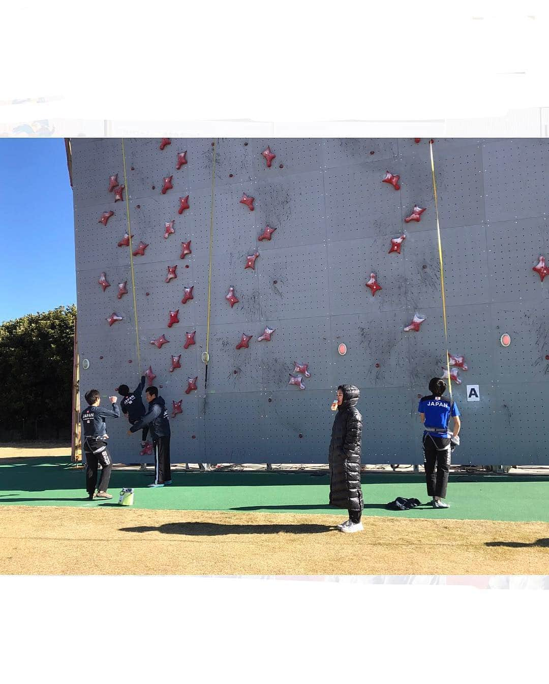 野中生萌さんのインスタグラム写真 - (野中生萌Instagram)「The national training camp day 3! #speed I heard that it’s important to keep myself warm so...I was not goofing off from my training though 😂😂🤪 後ろのドヒケイとの温度差ww サボってるわけじゃない！体を温める事は大事なコト！笑 #climbing #bouldering #climbing_photos_of_instagram #climbing_lovers #クライミング #ボルダリング #スピード」12月14日 22時06分 - nonaka_miho