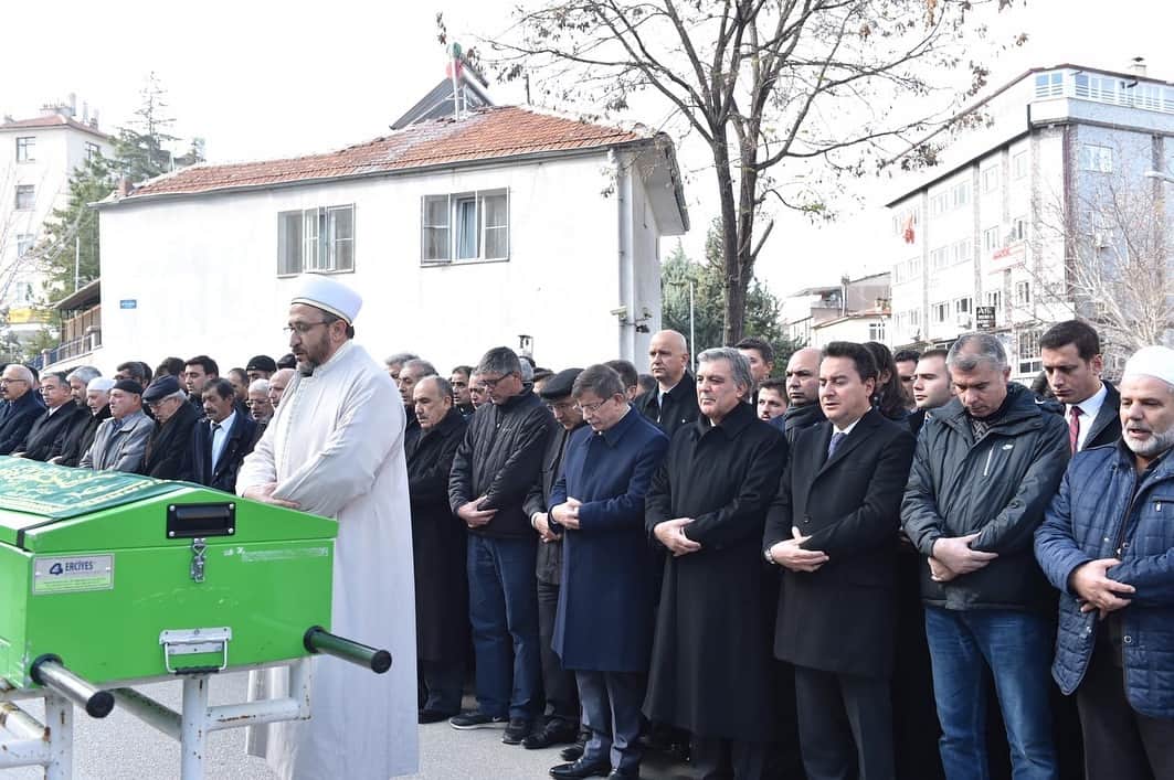 のインスタグラム：「‪11. Cumhurbaşkanımız Abdullah Gül, Milli Eğitim Eski Bakanı Ömer Dinçer’in önceki gün vefat eden babası Duran Ahmet Dinçer için Karaman Musalla Meydanı’nda cuma namazını müteakip düzenlenen cenaze törenine katıldı.‬ 📸: @birol.afsar」