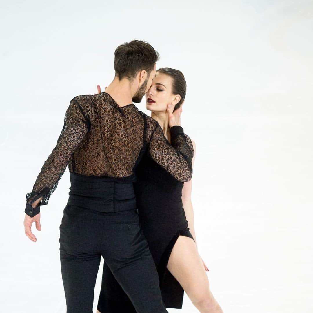 ガブリエラ・パパダキスのインスタグラム：「C’est l’heure de la danse courte ! 💋 Rendez-vous cette après-midi à la patinoire de Vaujany ✨ 📸 @obrajon #PapadakisCizeron」
