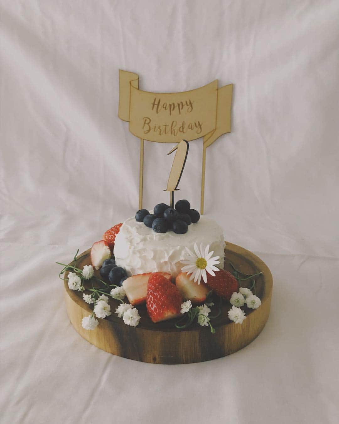 目見田早弥子のインスタグラム：「| birthday cake 🎂 お誕生日のケーキは Pigeonの１さいから食べられるケーキキットを使って 手作りしました♡ 娘がだい、だい、だーい好き！な ブルーベリーといちごを使って 少し自己流にアレンジしました🌿 ケーキトッパーはどちらも&MERCIさんのもの🌟 冬生まれの娘をイメージした白いお花を添えて𓆸 (食べる前にお花はどかしました💭) ⠀ スマッシュケーキをやってみたのですが、 思いっきりケーキをグチャ！！なんてことはなく、 フルーツを器用につまんで食べてました😂 もっと大胆にやるのかと思いきや、 意外と慎重な性格なのね😂👏🏻 満足してからは「はいっ！」と私に フルーツをたくさん「あーん」してくれました🥰♡」