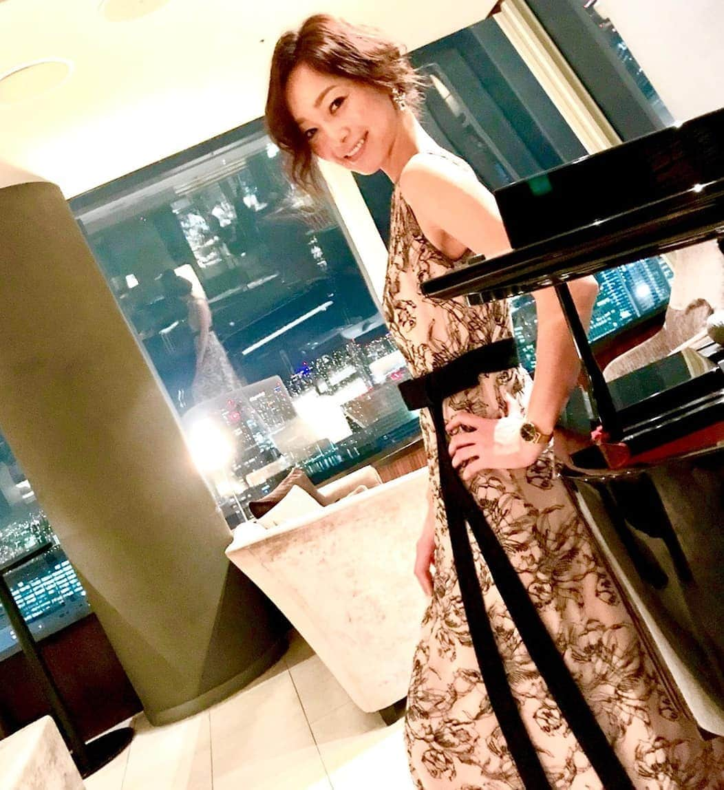 佐藤純さんのインスタグラム写真 - (佐藤純Instagram)「@graceclassofficial  special jazz night party 🎉  素敵なpartyにお招きいただきました🌙✨ 私が着ているドレスも Grace Class💕  とっても気さくでいつも笑顔の社長さんと😊📷(6枚目)  最後にgraceのスタッフの皆さんと😆📷(7枚目)  素敵な夜をありがとうございました✨  パーティーの後…素敵なドレスのまま…  大好きな渋三ラーメン🍜行っちゃいました(笑)😆 見守る母のような目で見つめるマネージャー🍺😂(笑)  焼きたんめん、餃子、焼きめし、赤麻婆…美味しすぎる😍  最後の動画は、マイペースな二人を隠し撮りされる‼️ 一生懸命話すマネージャー。  全く聞かず、早く写メ撮って食べたいモデル。 (笑)(笑)(笑)😂😂😂 #graceclass  #party  #jazznightparty #fashion  #dress #パーティー #ドレス #ootd  #xexatago  #愛宕グリーンヒルズ #ママ#ママモデル#モデル #mama #mamamodel #model」12月14日 22時30分 - junsatoidea