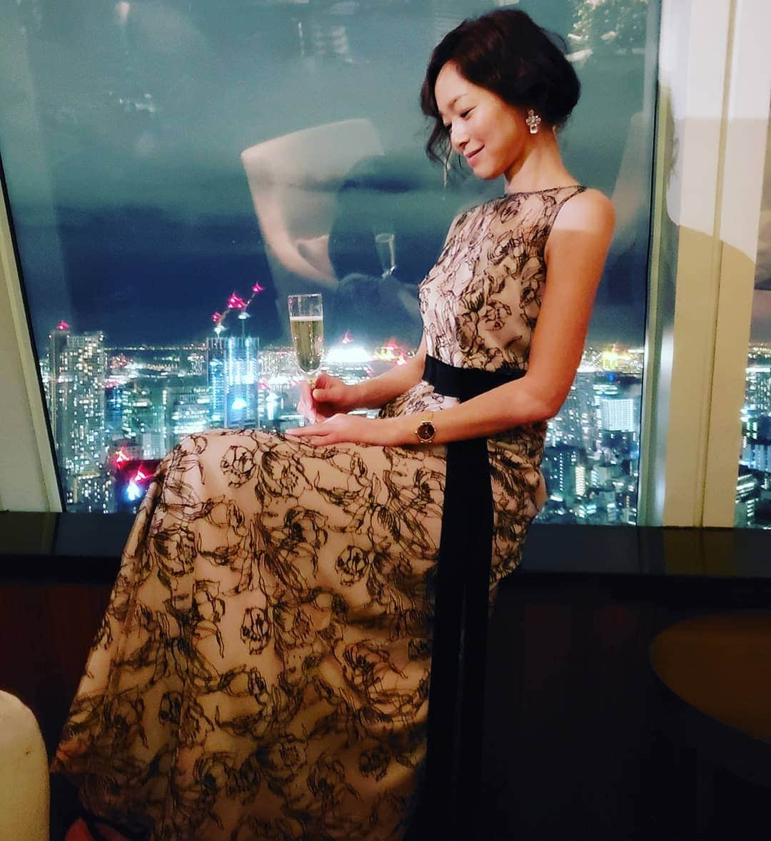 佐藤純さんのインスタグラム写真 - (佐藤純Instagram)「@graceclassofficial  special jazz night party 🎉  素敵なpartyにお招きいただきました🌙✨ 私が着ているドレスも Grace Class💕  とっても気さくでいつも笑顔の社長さんと😊📷(6枚目)  最後にgraceのスタッフの皆さんと😆📷(7枚目)  素敵な夜をありがとうございました✨  パーティーの後…素敵なドレスのまま…  大好きな渋三ラーメン🍜行っちゃいました(笑)😆 見守る母のような目で見つめるマネージャー🍺😂(笑)  焼きたんめん、餃子、焼きめし、赤麻婆…美味しすぎる😍  最後の動画は、マイペースな二人を隠し撮りされる‼️ 一生懸命話すマネージャー。  全く聞かず、早く写メ撮って食べたいモデル。 (笑)(笑)(笑)😂😂😂 #graceclass  #party  #jazznightparty #fashion  #dress #パーティー #ドレス #ootd  #xexatago  #愛宕グリーンヒルズ #ママ#ママモデル#モデル #mama #mamamodel #model」12月14日 22時30分 - junsatoidea