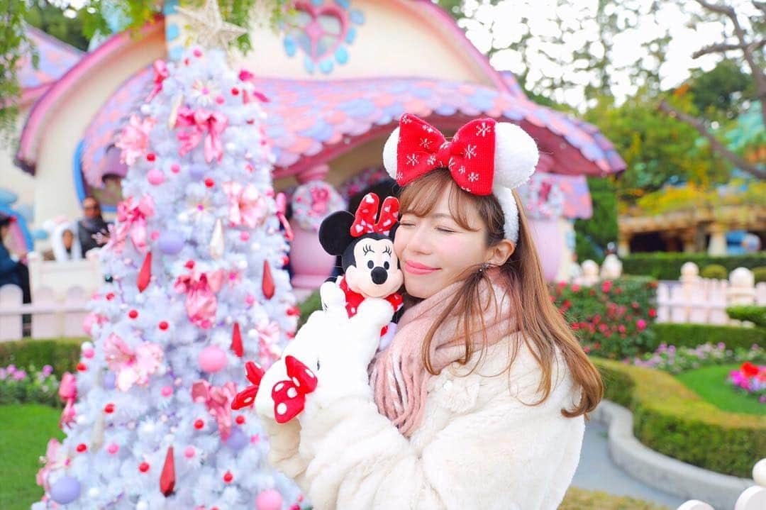 あいにゃんさんのインスタグラム写真 - (あいにゃんInstagram)「ミニぃぃちゅあぁん😚😚💗💕💗💕🎀スリスリスリスリ。わたしのミニーのぬいぐるみはちょっぴりおブスなところが凄くお気に入り💗あぁ。愛おしい。笑 . カチューシャに合わせて、もこもこ赤白コーデしたよ💗💕このコーデなら男女ウケ間違いなし？！✨クリスマスのディズニーデート、お友達とのお揃いにおすすめだよ😍💡✨ . #tdl #tdr #tokyodisneyland #tokyodisneyresort #minniemouse #disneybound #disneychristmas #東京ディズニーランド #東京ディズニーリゾート #ディズニーランド #ディズニークリスマス #ディズニー #ディズニーコーデ #ディズニーバウンド #ミニーちゃん #ミニーコーデ  #冬ディズニー」12月14日 23時36分 - ainyan_0302