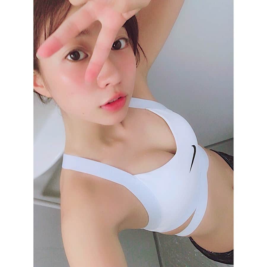 のインスタグラム：「hot yoga💕 #NIKE  #yoga」