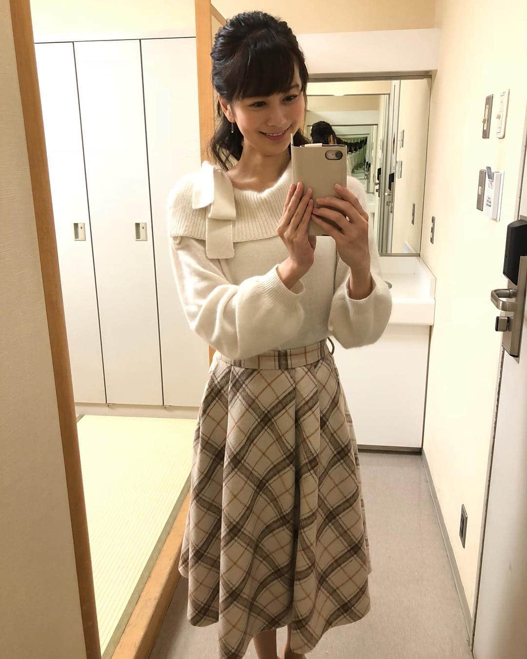 高見侑里さんのインスタグラム写真 - (高見侑里Instagram)「◡̈♥︎ 今日の#めざましどようび の衣装は トップス…#WILLSELECTION スカート…#PATTERNfiona ピアス…#vavendomeaoyama * すてきな週末をお過ごしください♡」12月15日 9時43分 - yuri_takami_official