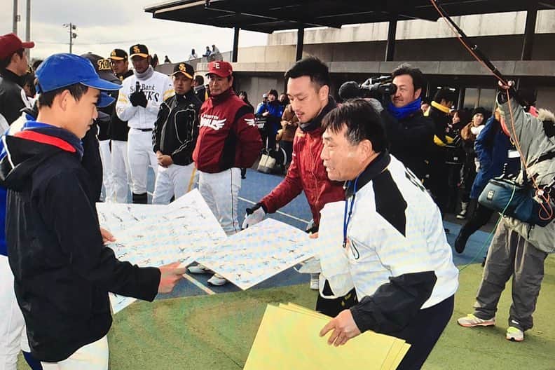 田中輝和さんのインスタグラム写真 - (田中輝和Instagram)「12月8日に熊本で開催された野球・サッカー教室に参加してきました。昨年までは野球選手の方々だけでやられていたものに今年はサッカーもという事でお話をいただきサッカーの方を代表としてやらせていただきました。不慣れな事もあり参加していただいた選手、参加の打診をしていた選手、サッカー教室するにあたりご相談させていただいた方々にはご迷惑をかけましたが協力してくれた皆様のお陰で教室は大成功でした。協力していただいた選手には本当に感謝しています。そして何より現地熊本で動いて下さった方々に感謝しています。現地で動いて下さった方々のお陰様で全てスムーズに進める事が出来ました。引退してからスポーツに関わる事が無かったですが改めてスポーツは子供達を笑顔にできる素晴らしいものだと感じました。このような機会を与えてくれた松本輝さん、斉藤和巳さん、しんのすけさんには本当に感謝しています。総勢42人の野球・サッカーの現役、OB、トレーナーが集まる教室は全国でもそう無いと思います。今後もこういった活動を続けていければと思っています。アスリートのパワーを身近で感じてやはりアスリートの力は凄いと思いました。  野球教室 松本輝  斉藤和巳  柳田悠岐  今宮健太  杉本正  川村隆史 柴原洋  平石洋介  和田毅  新垣渚  塩川達也  松岡健一  寺原隼人  山中浩史  藤村大介  立岡宗一郎  山本光将  高崎健太郎  猪本健太郎  牧原大成  大竹耕太郎 サッカー教室 宇留野純  小林久晃  高地系治  佐藤祐介  片山奨典  衛藤裕  多田智典  麻生瞬  田中輝和  柳楽智和  八角剛史  木村祐志  久木野聡  堤俊輔  藤田直之  森島康仁  川辺隆弥  國吉貴博  黒木晃平  中田健太郎」12月15日 10時19分 - teru714