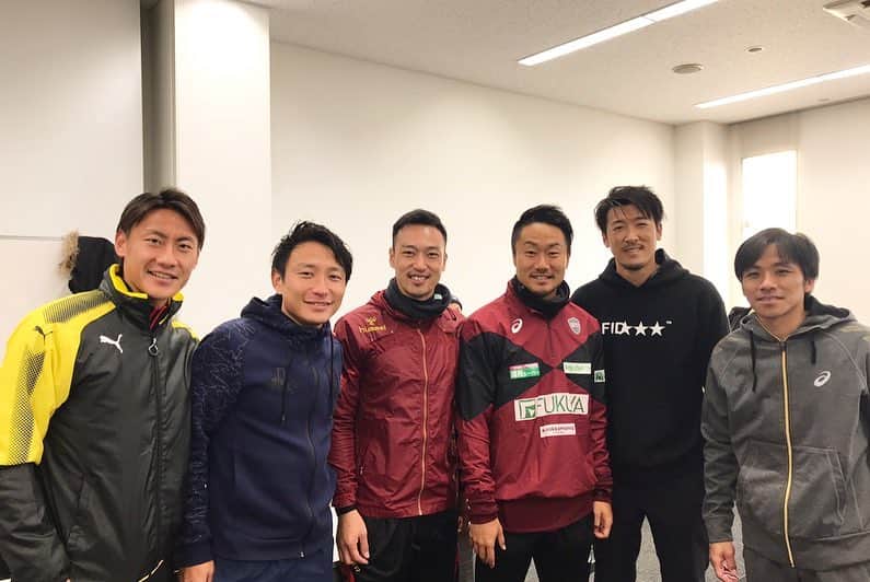 田中輝和さんのインスタグラム写真 - (田中輝和Instagram)「12月8日に熊本で開催された野球・サッカー教室に参加してきました。昨年までは野球選手の方々だけでやられていたものに今年はサッカーもという事でお話をいただきサッカーの方を代表としてやらせていただきました。不慣れな事もあり参加していただいた選手、参加の打診をしていた選手、サッカー教室するにあたりご相談させていただいた方々にはご迷惑をかけましたが協力してくれた皆様のお陰で教室は大成功でした。協力していただいた選手には本当に感謝しています。そして何より現地熊本で動いて下さった方々に感謝しています。現地で動いて下さった方々のお陰様で全てスムーズに進める事が出来ました。引退してからスポーツに関わる事が無かったですが改めてスポーツは子供達を笑顔にできる素晴らしいものだと感じました。このような機会を与えてくれた松本輝さん、斉藤和巳さん、しんのすけさんには本当に感謝しています。総勢42人の野球・サッカーの現役、OB、トレーナーが集まる教室は全国でもそう無いと思います。今後もこういった活動を続けていければと思っています。アスリートのパワーを身近で感じてやはりアスリートの力は凄いと思いました。  野球教室 松本輝  斉藤和巳  柳田悠岐  今宮健太  杉本正  川村隆史 柴原洋  平石洋介  和田毅  新垣渚  塩川達也  松岡健一  寺原隼人  山中浩史  藤村大介  立岡宗一郎  山本光将  高崎健太郎  猪本健太郎  牧原大成  大竹耕太郎 サッカー教室 宇留野純  小林久晃  高地系治  佐藤祐介  片山奨典  衛藤裕  多田智典  麻生瞬  田中輝和  柳楽智和  八角剛史  木村祐志  久木野聡  堤俊輔  藤田直之  森島康仁  川辺隆弥  國吉貴博  黒木晃平  中田健太郎」12月15日 10時19分 - teru714