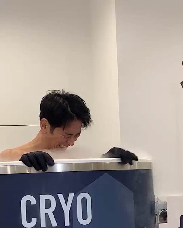 柴田英嗣のインスタグラム：「マイナス190℃浴びてます  #肌引き締まるとかじゃ無い #凍えるとかでも無い #もはや凍る #俺史上初めて凍る #保存されるのかと一瞬思う程 #CRYO BODY CARE」