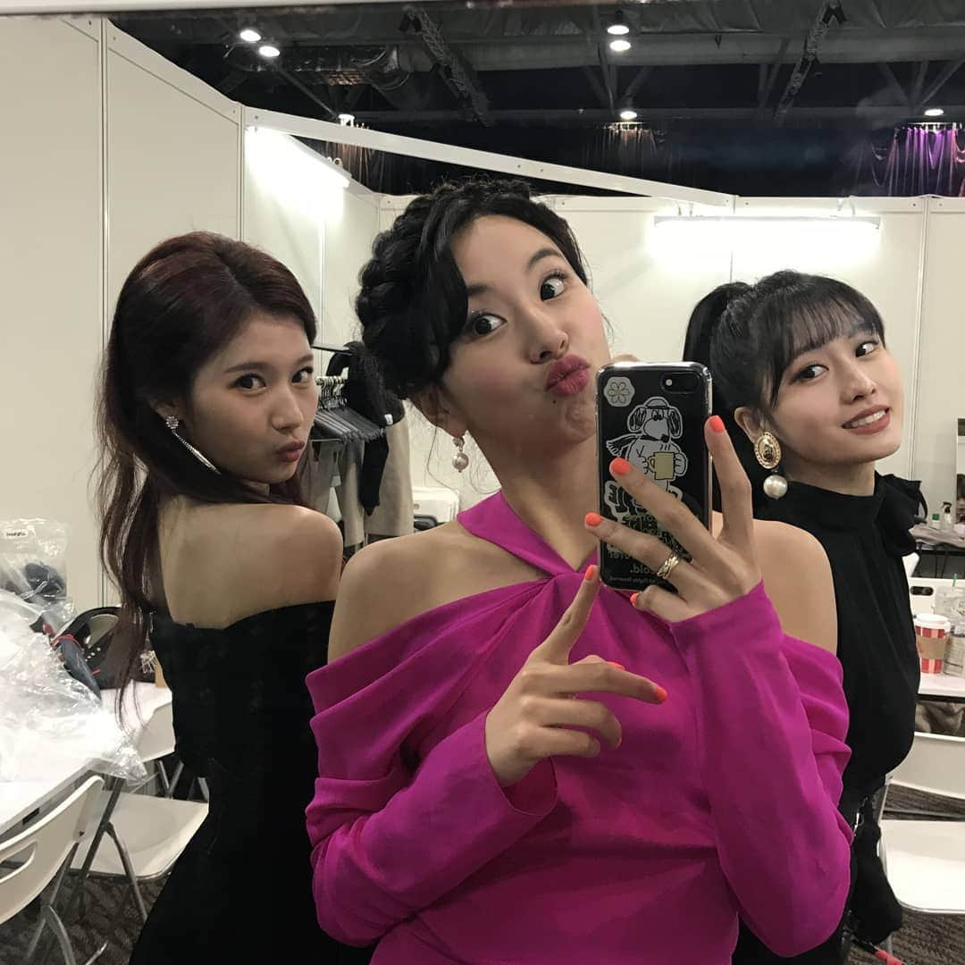 TWICEさんのインスタグラム写真 - (TWICEInstagram)「3년 전 이곳 홍콩 마마에서 처음 신인상을 받았었는데 이곳에서 3번째로 올해의 노래상을 받네요 너무 고맙고 너무 감사하고 벅차요 또 한편으론 더 부담도 생기고 또 그 반대론 자부심도 커지고 이렇게 많은 사랑을 받아도 되나 싶을 때도 참 많아요 그만큼 더 잘 하고싶고 더 새로운 모습 보여드릴 것도 너무많아요 그런 저희를 응원해주시는 여러분들이 있어서, 무엇보다 든든한 9명이 있어서, 늘 무대에 서는 이유를 알게 되는 것 같아요  원스분들한테 늘 자랑스러운 가수가 될게요 사랑해요 고마워요 잘자요🍓🎂」12月15日 2時57分 - twicetagram