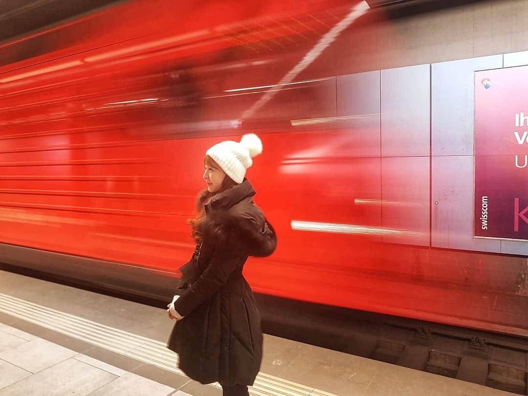 新倉瞳さんのインスタグラム写真 - (新倉瞳Instagram)「🇨🇭🚈🚀😆👍🏻♥️💨💨💨 ・ ・ ・ Bernの在スイス日本大使館公邸での演奏を終え… ・ 再び日本へ瞬間移動、罪と罰の稽古に戻ります！！ ・ ・ #zürich #winter #zug #🇨🇭#🚈 #♥️」12月15日 4時17分 - hitominiikura