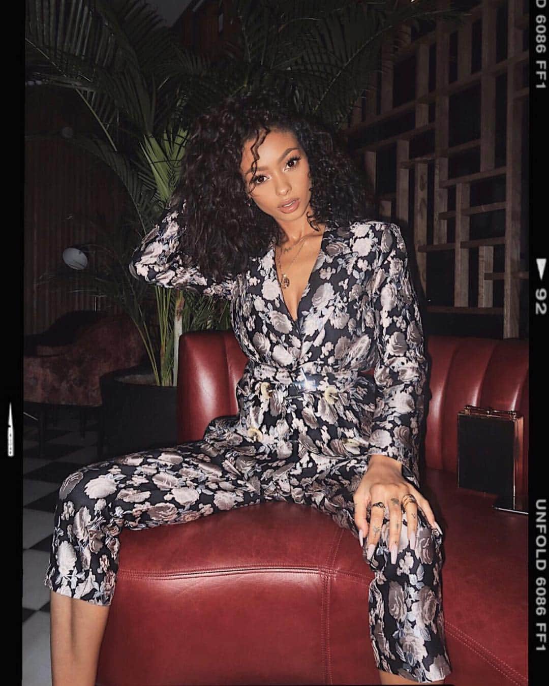 ジェイデ・ピアスのインスタグラム：「@slnghr suit @publicdesire heels」