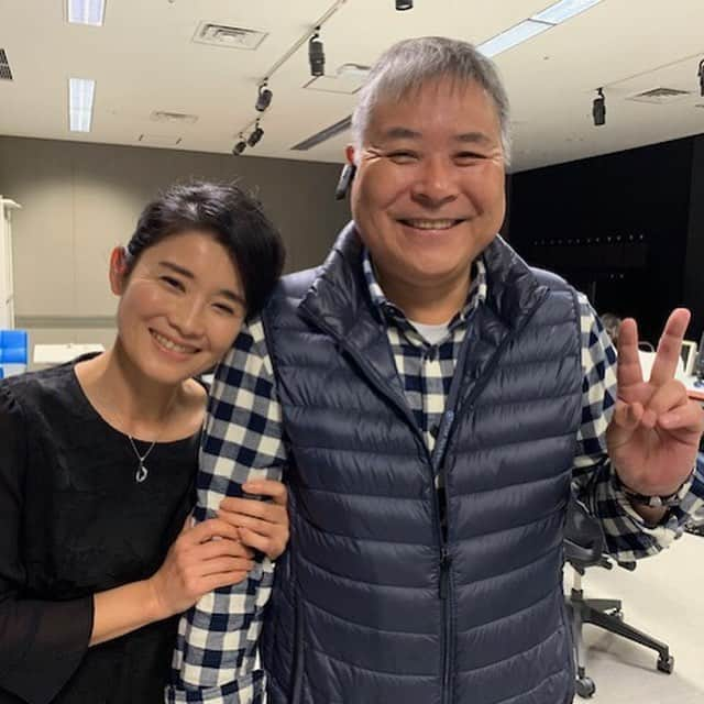 石田ひかりさんのインスタグラム写真 - (石田ひかりInstagram)「みなさん この方は、アンパンマンではありません とっても大切な作品 「あすなろ白書」のチーフディレクター タツアキさんです❣️ タツアキさんとの最初の出会いは わたしがまだ高校生だったころ 杉田成道監督の 「1970ぼくたちの青春」とゆー これまた名作がございまして その時タツアキさんは助監督 その後、エース監督になられ あすなろでお世話になり 次の年 「輝く季節のなかで」でもお世話になり しばらくして タツアキさんは部署を変わられ わたしは嫁に行ったり チビ子たちのお世話したりしてて 久しくお会いしてなかったのですが 先日、スーツのスタジオに会いに来てくださって！ お互い歳とりましたねーなんて言いながら ひとしきりおしゃべりして楽しい時間を過ごしました 20代前半の ひたすら駆け抜けた目まぐるしい時代を共に過ごした方々と 時間を経ての再会は とにかく感慨深いものがございます😭 目の前でにこにこ顔のタツアキさん🥰 アンパンマンのような笑顔はあの頃のまま☺️ お会いできて嬉しかった❣️ タツアキさん あたしも山登り連れてってくださいね！⛰🏕🏋🏻‍♀️🏂 Patagoniaでいろいろ揃えておきますから！ 足腰鍛えておきますから！ #あすなろ白書 #1970ぼくたちの青春」12月15日 20時11分 - hikaringo0525