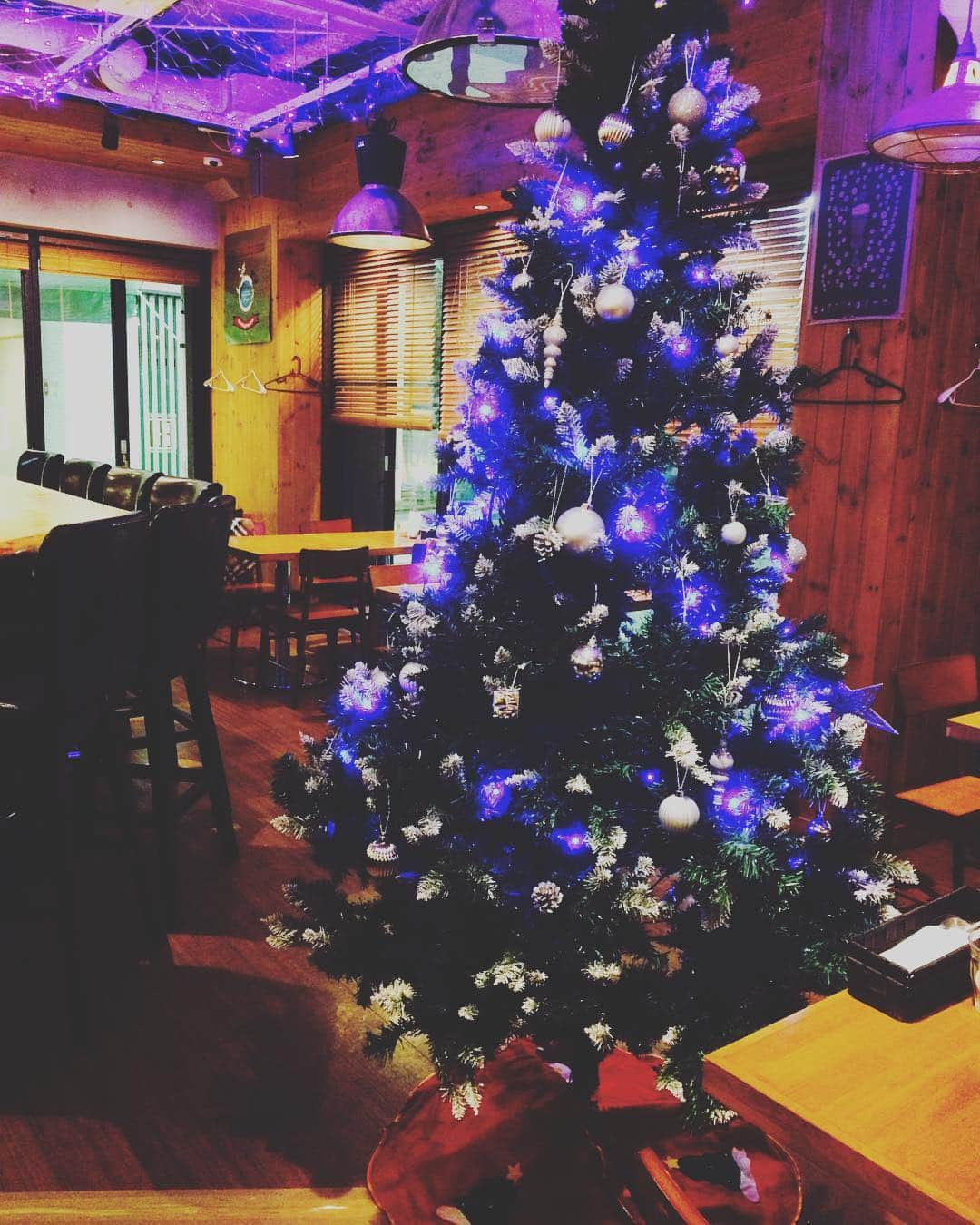 calamarodaimonさんのインスタグラム写真 - (calamarodaimonInstagram)「本日もクリスマスツリーと共に皆様の御来店をお待ちしておりまーす🎄❗️ツリーを眺めながらクラフトビールはいかがですか🍻 #バーレイウィート#バル#クラフトビール#ワイン#お酒好き#バーボン#ハイボール#海外ワイン#ウイスキー#飲み会#浜松町#大門#女子会#肉好き#肉バル#スペアリブ#bar#飲み放題#東京タワー#barleywheat#クリスマスツリー#忘年会」12月15日 18時41分 - calamaro0406