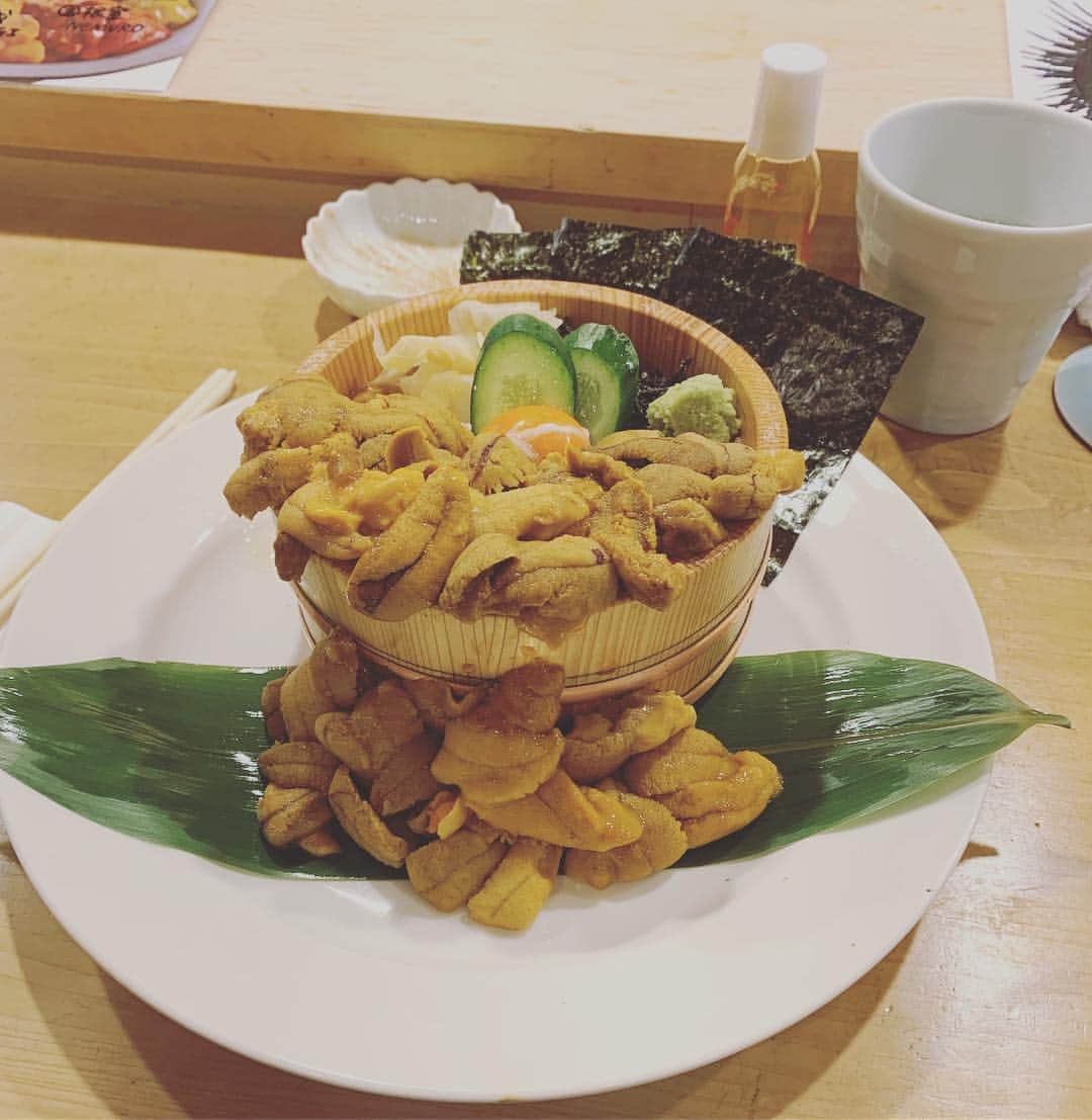 のインスタグラム：「昨日の夜にウニこぼれ丼とイクラこぼれ丼食べてきました😊 めっちゃうまかった笑  #築地#ウニこぼれ丼#イクラこぼれ丼 #仕上がってる#いききってる #サイコー#3150#カリスマ」