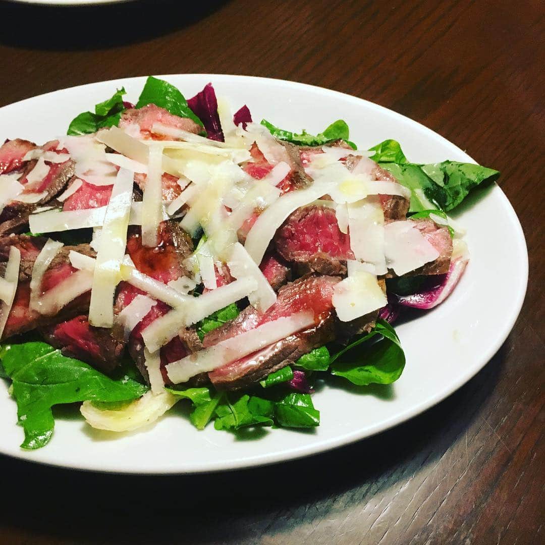 のインスタグラム：「料理教室の日の夜は簡単なメニューになってしまう。切ったり、焼いたりするだけ。今夜は赤身肉を焼いてトレビスとルッコラのサラダと合わせてタリアータに。熟成バルサミコにフレッシュな風味の初絞りオリーブオイルをたつぷりと。それだけなのにいつもより格段においしい。 #初絞りオリーブオイル #olionuovo  #タリアータ」