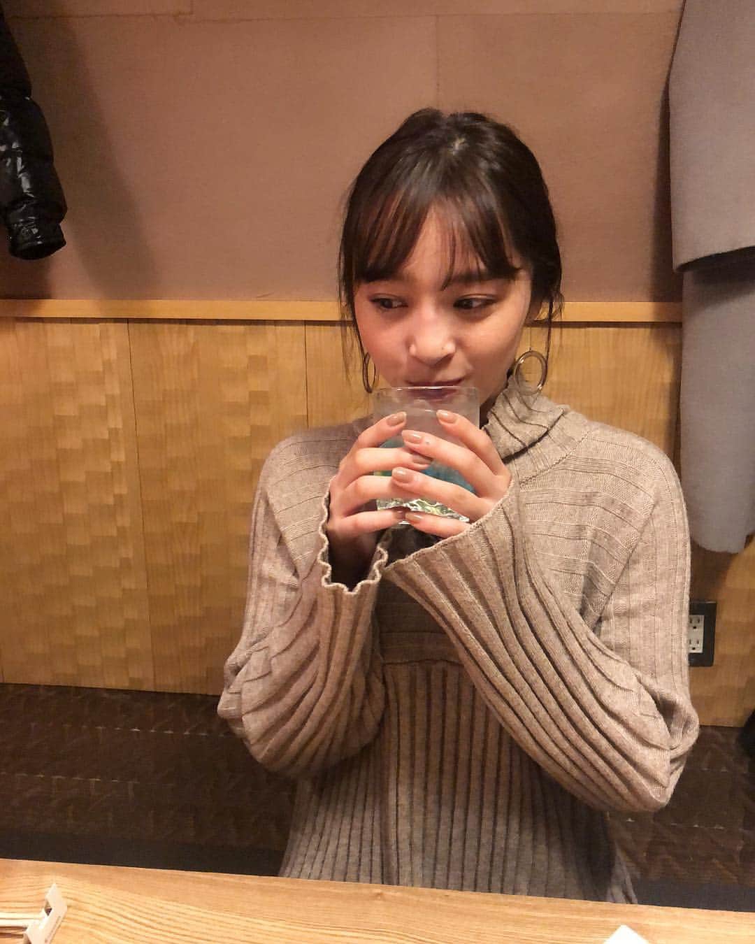 神部美咲さんのインスタグラム写真 - (神部美咲Instagram)「この前の食事の時😋 のんでるものとリアクションが 一致していない。 #芋焼酎 #ビール のときの顔」12月15日 19時59分 - jimbu_misaki