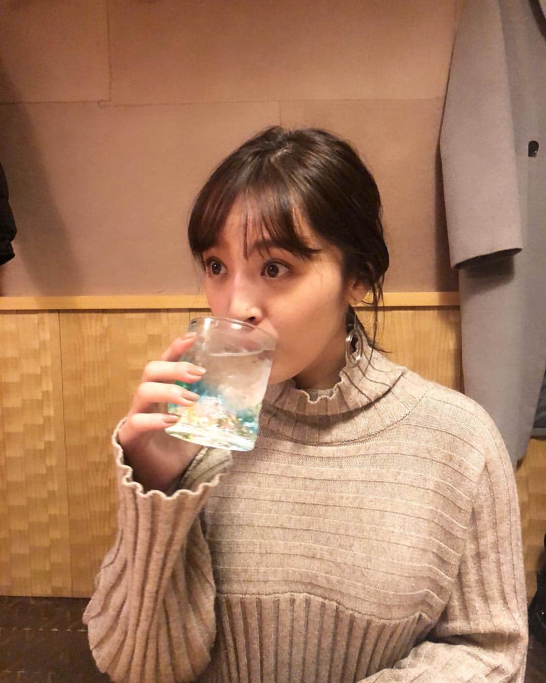 神部美咲さんのインスタグラム写真 - (神部美咲Instagram)「この前の食事の時😋 のんでるものとリアクションが 一致していない。 #芋焼酎 #ビール のときの顔」12月15日 19時59分 - jimbu_misaki