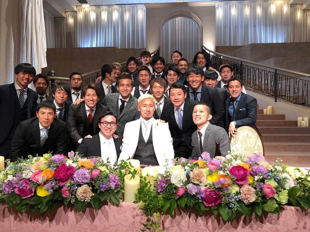 登里享平さんのインスタグラム写真 - (登里享平Instagram)「# #結婚式🤵👰 #フクおめでとう🎉 #招待してくれてありがとう🙇 #末永くお幸せに✨ #川崎フロンターレ #北海道コンサドーレ札幌  #田中パウロ淳一 #余興  大好きな君にチャナティップ♪ が頭から離れへん。  それにしてもパウロのメンタル強め この動画の前にも色々してます。笑  キャラの濃いパウロと顔の濃い真希君に挟まれ 俺のキャラが薄めに感じた幸せな旅でした！！！」12月15日 20時04分 - noborizato_kyohei2