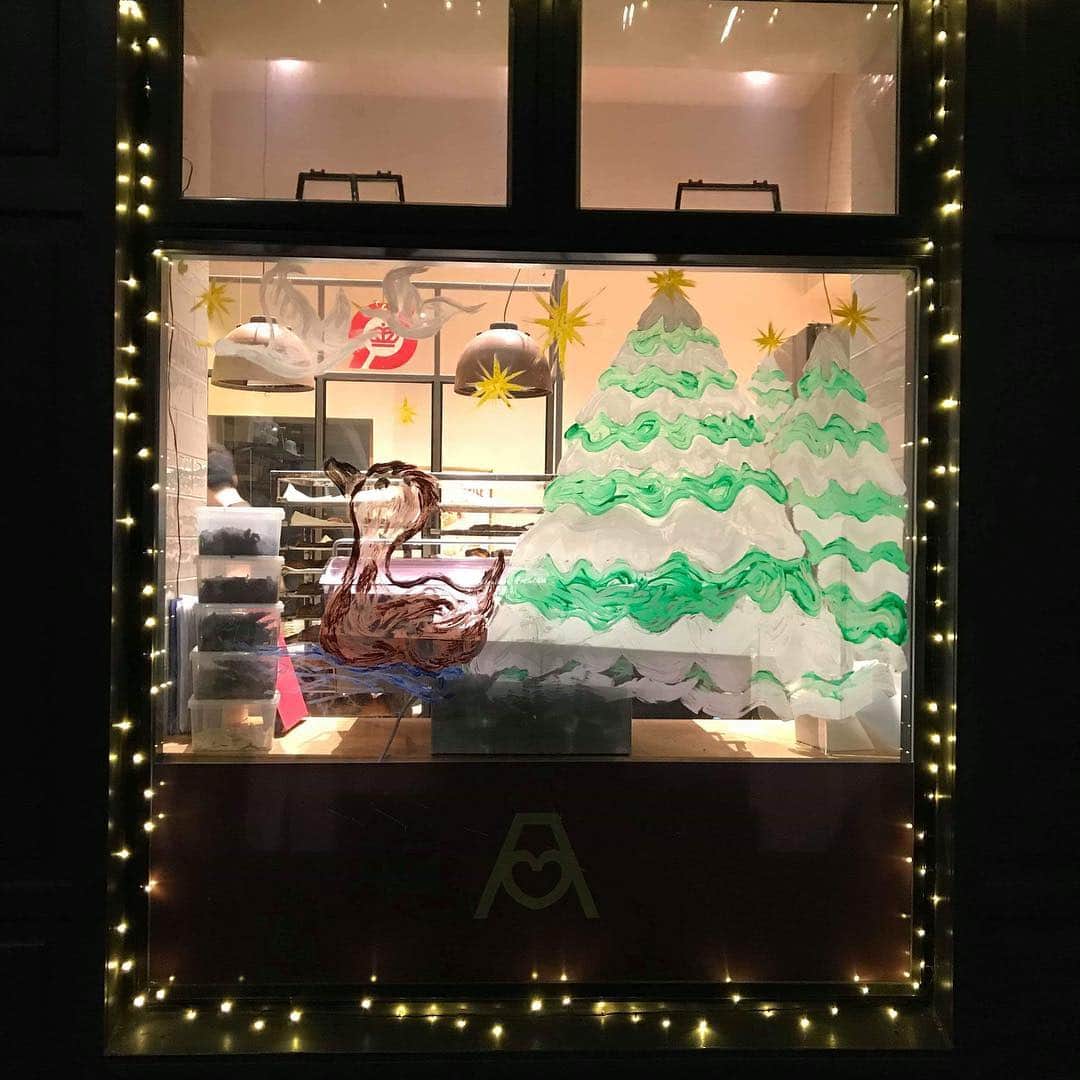 ANDERSEN アンデルセンさんのインスタグラム写真 - (ANDERSEN アンデルセンInstagram)「デンマーク🇩🇰のアンデルセンイスランズブリュッゲ店の店内は、クリスマスの装飾で彩られています。 . アンデルセン童話のスズの兵隊さんや、クリスマスツリーがウインドーに描かれて、店内にはニッセやトナカイ、キャンドルでヒュッゲな雰囲気に♪ . クリスマスの楽しさでいっぱいです✴︎ . #ヒュッゲクリスマス #アンデルセン #ベーカリー #パン #アンデルセンのパン #パン屋 #アンデルセンイスランズブリュッゲ店 #コペンハーゲン #クリスマス #ヒュッゲ . #andersen #bakery #bread #instabread #instafood #HYGGE #hygge #christmas #copenhagen #denmark」12月15日 11時23分 - andersen_official_jp