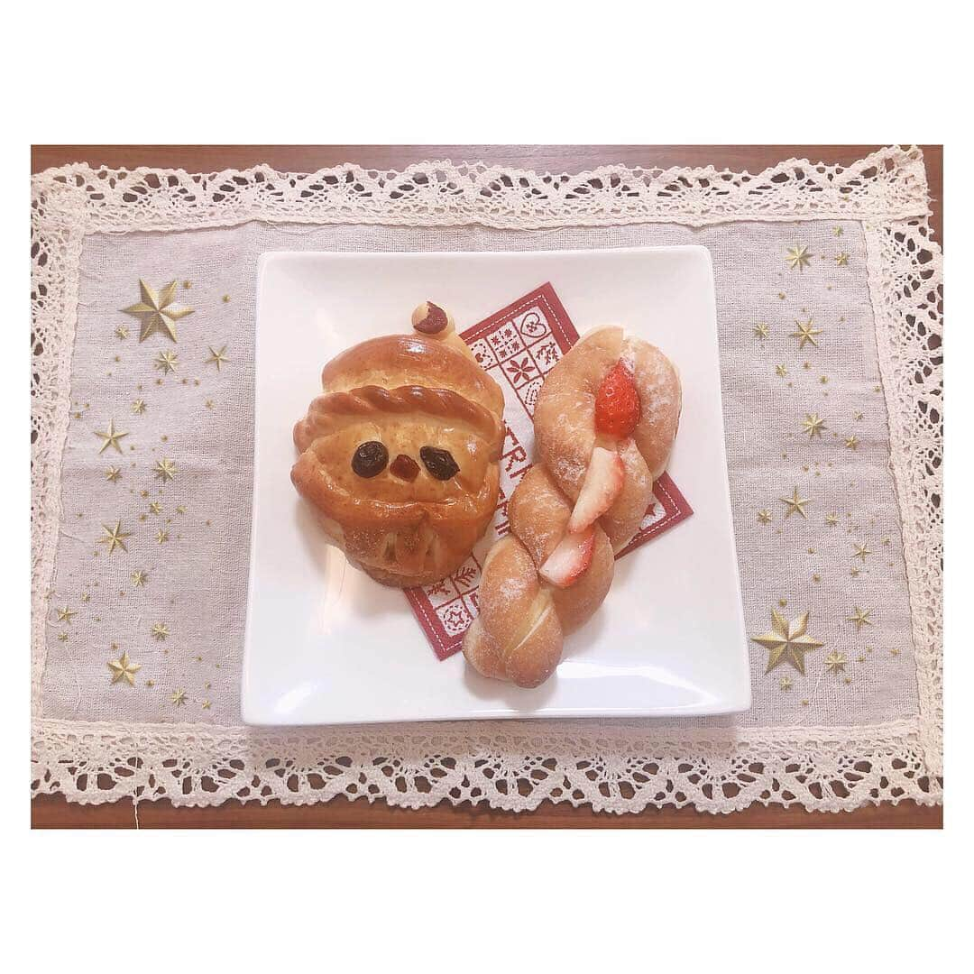 岩田陽菜さんのインスタグラム写真 - (岩田陽菜Instagram)「#粉こから のパンを食べました🍞♡﻿ ﻿ 期間限定のサンタさんのパンがあったよ〜🎅❤️﻿ ﻿ どれも、凄い美味しかったんだ〜〜🥖🥐﻿ ﻿ おすすめ！！！！！！﻿ ﻿ #stucharmingtrip #パン屋 #パン #広島﻿ #朝ごはん #サンタさん #christmas」12月15日 12時39分 - hina_naso_stu48