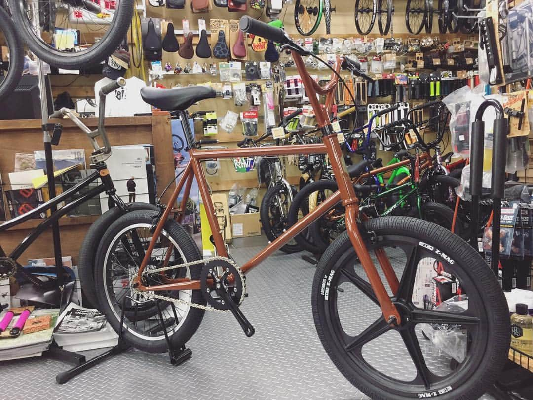 宇野陽介さんのインスタグラム写真 - (宇野陽介Instagram)「プラホイールカスタム超カッコイイ！！！！ ARESBIKES OUVERは、BMXより快適に街乗り出来るシティークルーザーです！BMXみたいにカスタムもバッチリできます。 #aresbikes #ouver #city_bike #bycicle #ouver_bycicle #ジテンシャデポ高針店 #bmx #street_cruiser #Cruiser #city_cruiser #人気自転車 #zitensyadepobmx #zitensyadepo」12月15日 12時41分 - yorkuno