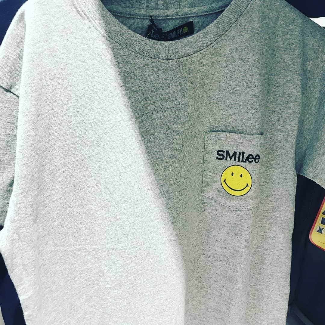 Smileyface公式アカウントのインスタグラム：「有名人気ブランドとのコラボTシャツも大人気(*^^*)スマイLee★Tシャツはいかが？ #tシャツ #コラボtシャツ #lee #有名ブランド #人気ブランド #話題のブランド #ファッション #オシャレ女子 #カジュアルコーデ #モテコーデ #スマイル #スマイルくん #笑顔 #スマイルマーク #にこちゃん #ニコちゃん #にこちゃんマーク #ニコちゃんマーク #スマイリー #笑顔が素敵 #おしゃれさんと繋がりたい #smile #smiley #フォロバ #フォローミー #follow #followme #follow4followback」