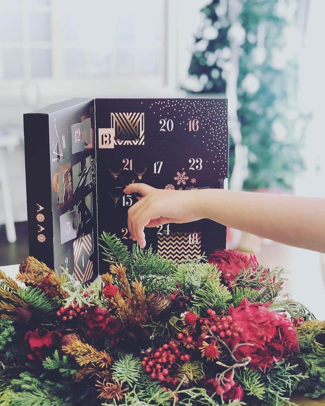 白澤貴子さんのインスタグラム写真 - (白澤貴子Instagram)「Christmas is just around the corner🎅﻿﻿ ﻿﻿ 息子とどんなお菓子が出てくるか予想し合いながらそっと箱の窓を開ける朝。﻿ ﻿ どんなにせわしない日も、この一瞬だけは時が止まる。﻿ ﻿﻿ アドベントカレンダーってなんでこんなにワクワクするんだろ♡﻿﻿ ﻿﻿ #今年はプロヴァンス留学の時の息子へのお土産がコレ #それにしても息子の手だいぶ大きくなったな #白澤とヴィンテージマンション」12月15日 13時03分 - takakoshirasawa