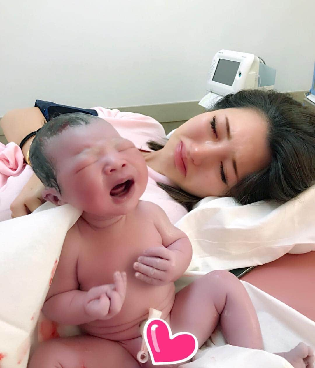 奈保さんのインスタグラム写真 - (奈保Instagram)「I gave birth to a baby boy!! #陣痛なう へのたくさんのコメント、 メッセージ本当にありがとうございます。 すっごく励みになりました！！ . ご連絡が遅くなりましたが 12月14日 4020g 56cmの パワフルビッグベビーを無事出産しました👶 実は9ヶ月の時、レントゲンを撮って赤ちゃんが 大きいので骨盤を通れない可能性があり、 帝王切開の確率が高いと言われていたのですが、 なんとか普通分娩で出産できました。 ベビーの生命力とパワーには本当に感動、、😭 私も負けてはいられないと死ぬ気でいきみました笑 . . これから出産される方へ 出産は痛い、怖いイメージが強いですが （確かに痛いけど笑）出産は最高です！ 赤ちゃんのパワーを信じれば絶対に大丈夫。 安心して出産の日を迎えられますように♡ . . 妊娠中の体重は最終的に 妊娠前から9キロ増、 出産直後は7キロ減でした。 胎盤も全てビックサイズだったそうです😂 . . 2枚目は妊娠中の最後の写真です🤰  #出産しました#新生児#立会い出産#3人で頑張った日 #産まれてきてくれてありがとう」12月15日 14時01分 - naho.0422