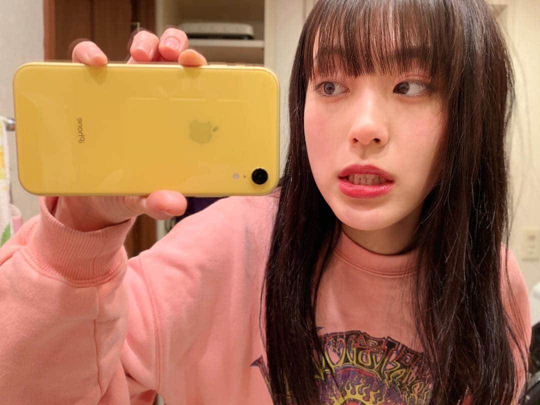 風戸蘭七さんのインスタグラム写真 - (風戸蘭七Instagram)「iPhoneXRにしちゃった しかも黄色 黒か黄色しかないって言われて面白がって黄色選んでしまった 風呂場だし、髪ボサボサだけど撮りたくなっちゃった 画質良すぎて感動 ただ撮りなれてない感が出すぎているなあ、指おもろい」12月15日 14時03分 - rana_kazato