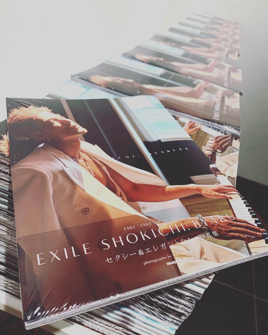 SHOKICHIさんのインスタグラム写真 - (SHOKICHIInstagram)「1st Photo book release #byakuya #白夜  Music by SHOKICHI @utatvp @tomalovechild」12月15日 14時04分 - exxxile_shokichi