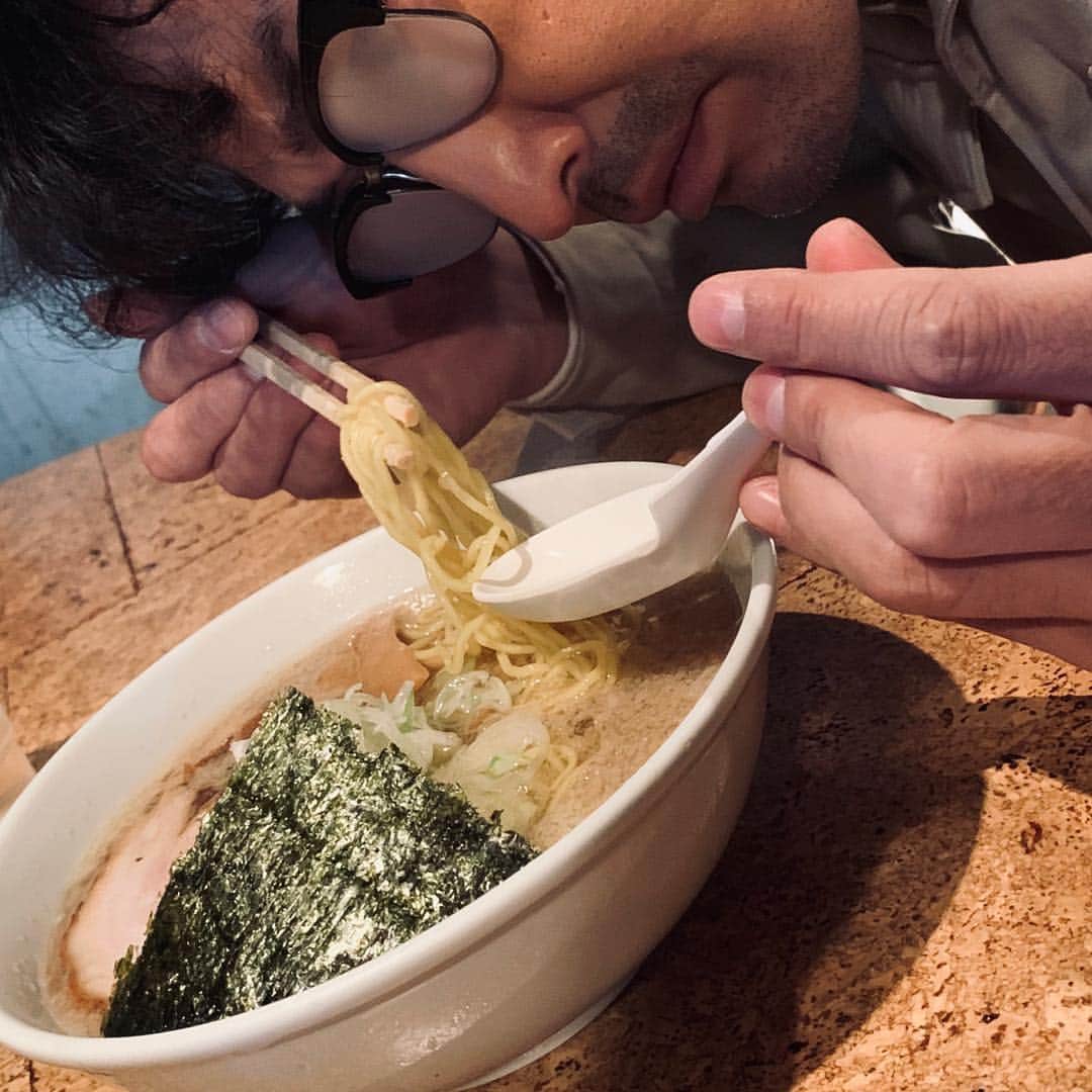 安田顕さんのインスタグラム写真 - (安田顕Instagram)「熊谷にて。堪能。 大好きな味に会えました。 麺、スープ、チャーシュー。 どハマり。すっかりご機嫌↑ #睨み飯」12月15日 14時11分 - yasu_da_ken