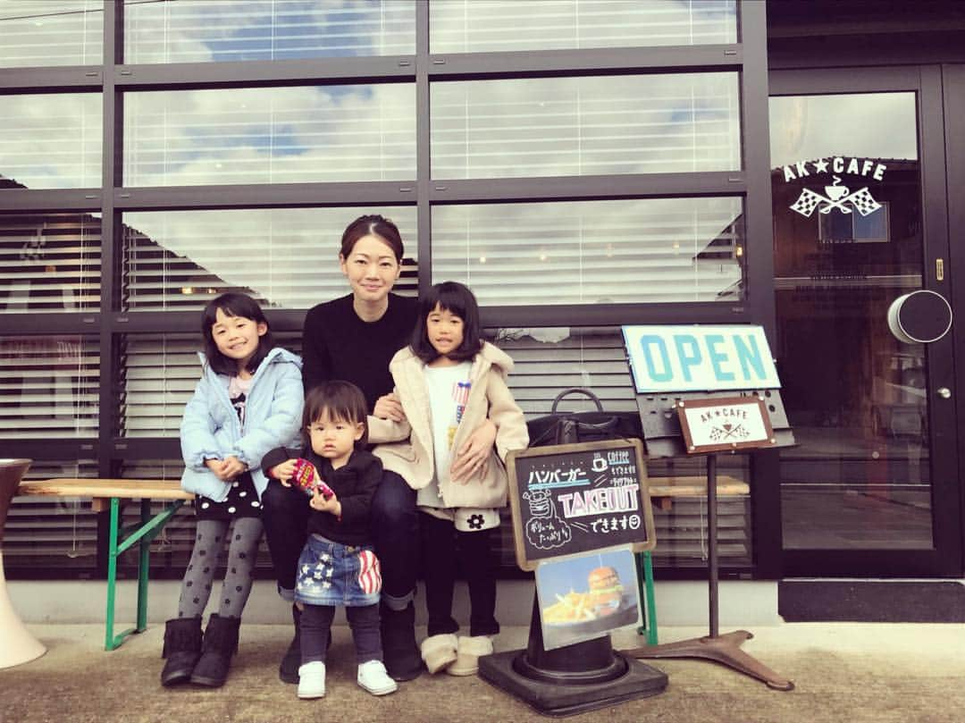 井上香織さんのインスタグラム写真 - (井上香織Instagram)「姪っ子ちゃんも一緒にAKカフェへ🍔🍰☕️ ハンバーガーにポテト🍔🍟 ランチプレートに大満足でした♡ #akカフェ #ランチ #出石 #お洒落」12月15日 14時12分 - kaorin888