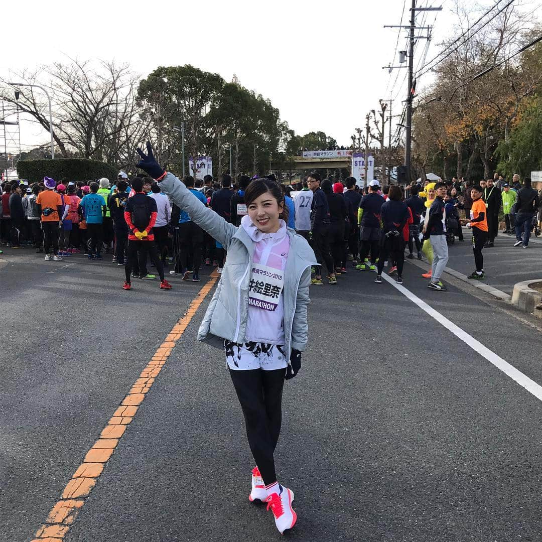 松井絵里奈さんのインスタグラム写真 - (松井絵里奈Instagram)「奈良マラソン2018！！ 今年は初の10キロマラソンに 挑戦させていただきました🙏🏻✨ + 沿道で応援してくださる方の 温かさ。めっちゃやる気が湧く応援の言葉。また、一緒に走るランナーの方々からも温かな応援を 頂きながら、歴史ある大和路を走ることができて嬉しかったです。 途中、鹿さんも🦌見守っていてくれましたーー❣️ + 有森裕子さん、安田大サーカスの団長さん。今年もたくさんお世話になりました！！！ せんとくんとの撮影会も楽しかったです！！ + 十津川村の足湯に浸かりながら、 大阪から来られたランナーの方々と話していましたが、「奈良マラソンは応援がすごく温かいんだよー❣️」と言って下さっていました。走っていながら、私もそれを肌で感じ、ウルウルしました🥺 応援する側も、応援される側も どちらも笑顔になれる 奈良マラソン。 身が縮まるほど寒かったけど、 心はぽっかぽかに温まりました。 + 次の日の筋肉痛が、心地よかったです🤤🙌🏻 #奈良マラソン2018#奈良マラソン#奈良#NARA#asics#asicsのランナーウエアー#せんとくん#せんとくん優しい#十津川村#マラソン#筋肉痛#大和路#走る#ランナー#楽しく走る#松井絵里奈 #みなさんありがとうございました」12月15日 14時28分 - erina74xx