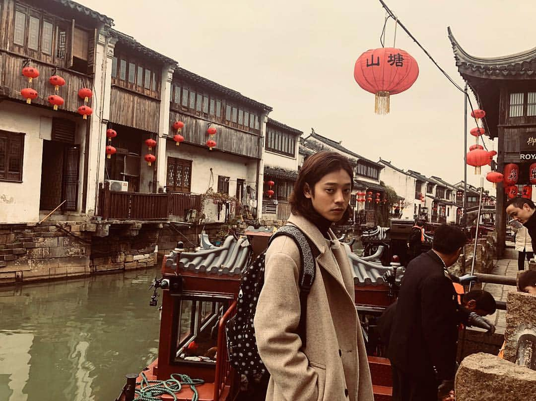 チョン･ジュニョンのインスタグラム：「Beautiful canal in Suzhou ☁️☁️」