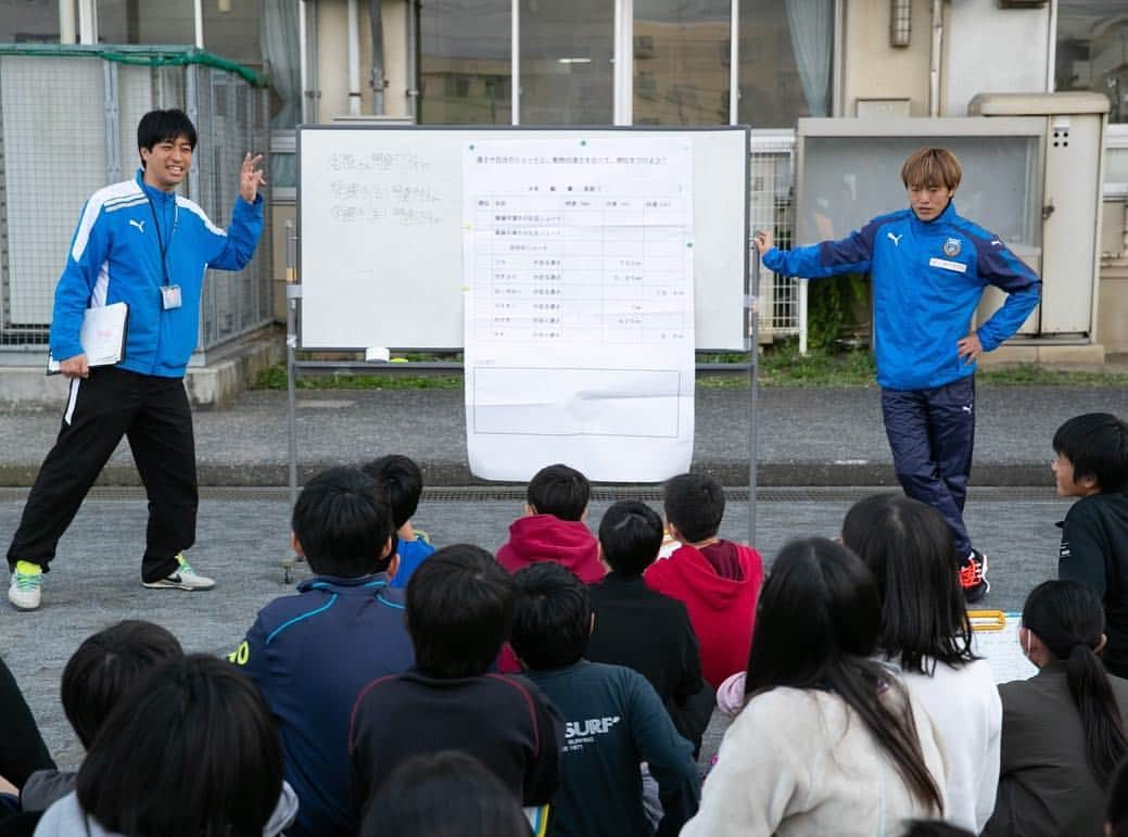 齋藤学のインスタグラム：「シーズン中に 算数ドリル 南加瀬小学校で 実践学習しました！  なかなか面白い授業 僕のシュートの速度と いろいろな生き物の速さを 比べるとても面白い授業でした。  図書室にあった 「残心」 面白いんだろうなー🤣 今度読まなきゃなー」