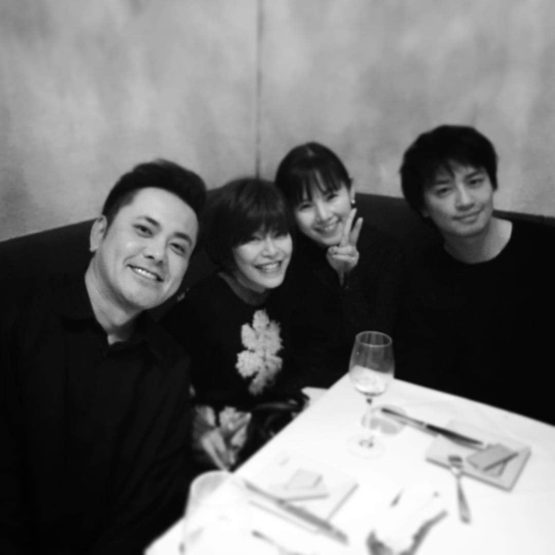 のインスタグラム：「プチ半青飲み会。ふくろう会っぽくモノクロにしてみたりして。てか、9時間くらい喋ってました！！」