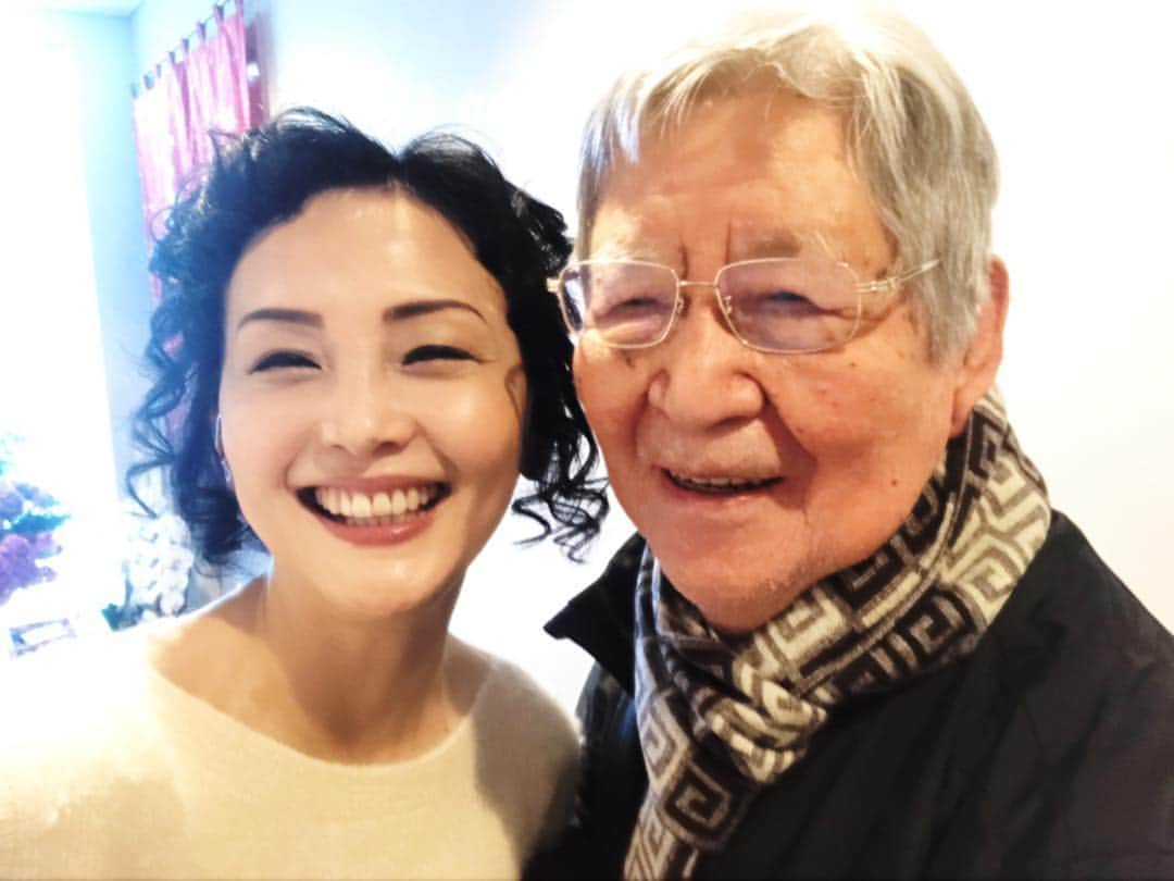 南果歩さんのインスタグラム写真 - (南果歩Instagram)「桐朋学園時代の恩師、石澤秀二先生が観に来て下さったー！18の頃、秀ちゃんにオイディプス王を習ったのです。 先生も凄く喜んで下さったので、恩返しができたかな。 実は外部出演が許されていない大学だったのに、「伽倻子のために」のオーディションに合格して、学校辞めますと言いに行った時に、教授会で特例を出してやろうと言って下さった、私の恩人なのです。 大学を１年休学して映画を撮って、無事卒業させてもらったのでした。 先生、遠くまでお越し頂き感謝です！ #オイディプスREXXX  #KAAT  #南果歩恩師  #南果歩デビュー作」12月15日 17時03分 - kaho_minami