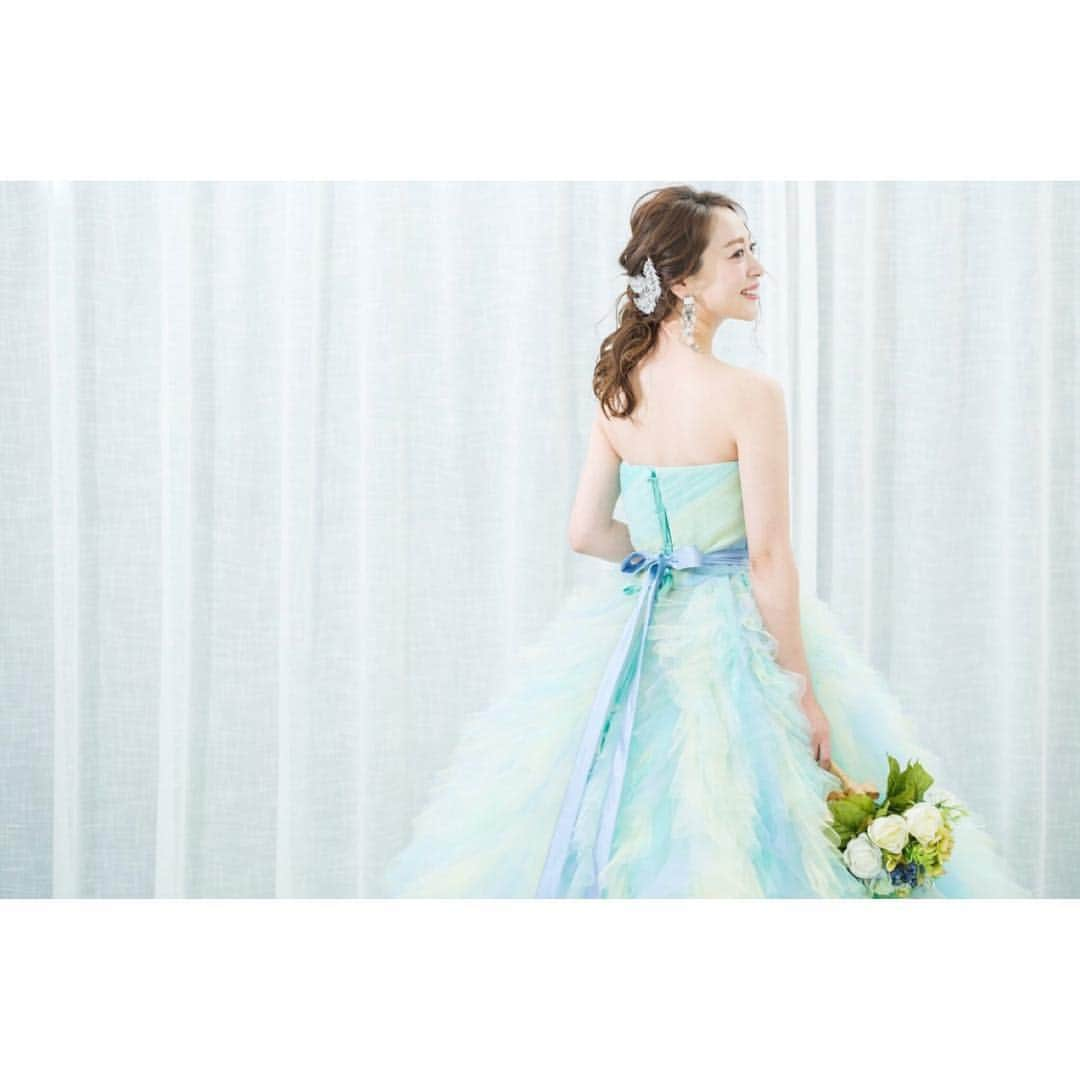 磯部奈央さんのインスタグラム写真 - (磯部奈央Instagram)「Wedding dress ❤︎ . 実は先日、とっても可愛いウェディングドレスを着ました👰🏻 . なぜかと言うと、COCOMELODY日本橋店で試着会が開催され、卒花嫁として参加させていただいたのです❤︎ . ホワイトドレス1着、カラードレス1着を私が選び着させていただいたのですが、ホワイトドレスは、4wayになるお得ドレスなのにどんなパターンでもラインがとってもキレイで感動👏🏻 . カラードレスは女の子が憧れるボリューム感❤︎それなのに、どちらも驚くほどリーズナブルなんですよ😳 私ももっと早く知りたかったと思いましたし、プレ花嫁さんに心からオススメしたいです🙌🏻❣️ . 楽しい時間をありがとうございました❤︎ . . ドレス：@cocomelody.jp @4meee_com　 カメラマン：@kzk32  ヘアメイク：@lunaanue . . . #cocomelody #ココメロディ #4MEEEドレス #4MEEEドレス試着会 #ウェディングドレス #ウェディングヘア #wedding #weddingdress #weddinghair #結婚式 #プレ花嫁 #卒花嫁 #撮影 #前撮り」12月15日 17時21分 - nao_isobe729