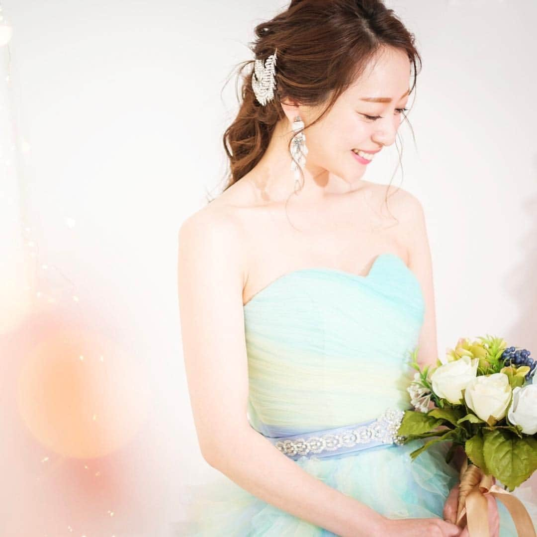 磯部奈央さんのインスタグラム写真 - (磯部奈央Instagram)「Wedding dress ❤︎ . 実は先日、とっても可愛いウェディングドレスを着ました👰🏻 . なぜかと言うと、COCOMELODY日本橋店で試着会が開催され、卒花嫁として参加させていただいたのです❤︎ . ホワイトドレス1着、カラードレス1着を私が選び着させていただいたのですが、ホワイトドレスは、4wayになるお得ドレスなのにどんなパターンでもラインがとってもキレイで感動👏🏻 . カラードレスは女の子が憧れるボリューム感❤︎それなのに、どちらも驚くほどリーズナブルなんですよ😳 私ももっと早く知りたかったと思いましたし、プレ花嫁さんに心からオススメしたいです🙌🏻❣️ . 楽しい時間をありがとうございました❤︎ . . ドレス：@cocomelody.jp @4meee_com　 カメラマン：@kzk32  ヘアメイク：@lunaanue . . . #cocomelody #ココメロディ #4MEEEドレス #4MEEEドレス試着会 #ウェディングドレス #ウェディングヘア #wedding #weddingdress #weddinghair #結婚式 #プレ花嫁 #卒花嫁 #撮影 #前撮り」12月15日 17時21分 - nao_isobe729