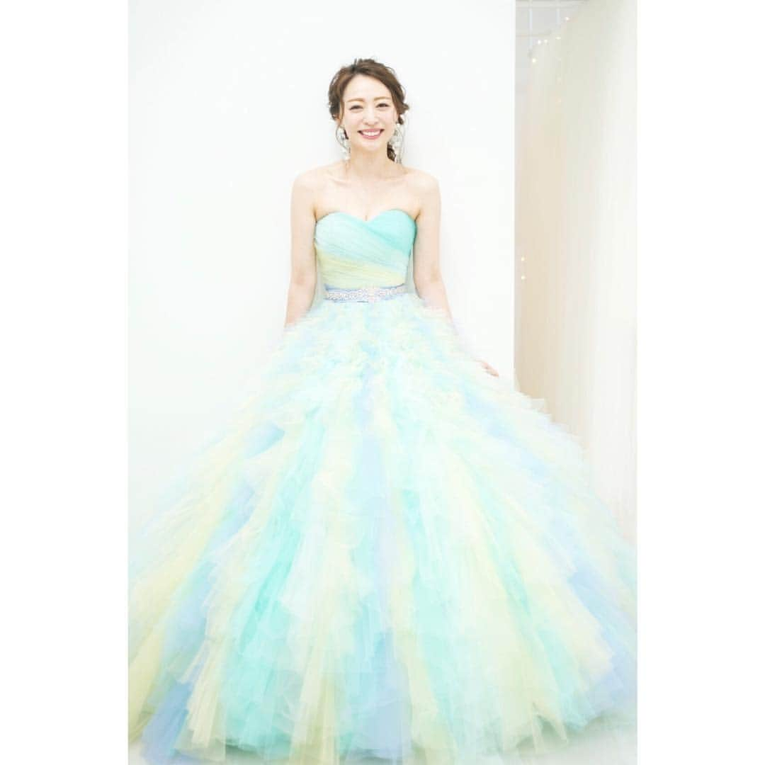 磯部奈央さんのインスタグラム写真 - (磯部奈央Instagram)「Wedding dress ❤︎ . 実は先日、とっても可愛いウェディングドレスを着ました👰🏻 . なぜかと言うと、COCOMELODY日本橋店で試着会が開催され、卒花嫁として参加させていただいたのです❤︎ . ホワイトドレス1着、カラードレス1着を私が選び着させていただいたのですが、ホワイトドレスは、4wayになるお得ドレスなのにどんなパターンでもラインがとってもキレイで感動👏🏻 . カラードレスは女の子が憧れるボリューム感❤︎それなのに、どちらも驚くほどリーズナブルなんですよ😳 私ももっと早く知りたかったと思いましたし、プレ花嫁さんに心からオススメしたいです🙌🏻❣️ . 楽しい時間をありがとうございました❤︎ . . ドレス：@cocomelody.jp @4meee_com　 カメラマン：@kzk32  ヘアメイク：@lunaanue . . . #cocomelody #ココメロディ #4MEEEドレス #4MEEEドレス試着会 #ウェディングドレス #ウェディングヘア #wedding #weddingdress #weddinghair #結婚式 #プレ花嫁 #卒花嫁 #撮影 #前撮り」12月15日 17時21分 - nao_isobe729