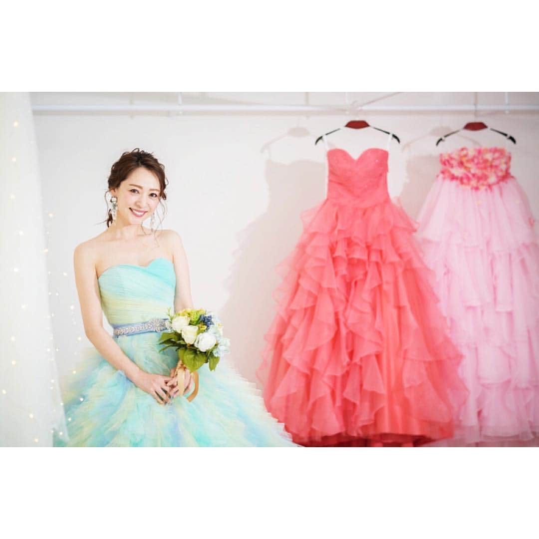 磯部奈央さんのインスタグラム写真 - (磯部奈央Instagram)「Wedding dress ❤︎ . 実は先日、とっても可愛いウェディングドレスを着ました👰🏻 . なぜかと言うと、COCOMELODY日本橋店で試着会が開催され、卒花嫁として参加させていただいたのです❤︎ . ホワイトドレス1着、カラードレス1着を私が選び着させていただいたのですが、ホワイトドレスは、4wayになるお得ドレスなのにどんなパターンでもラインがとってもキレイで感動👏🏻 . カラードレスは女の子が憧れるボリューム感❤︎それなのに、どちらも驚くほどリーズナブルなんですよ😳 私ももっと早く知りたかったと思いましたし、プレ花嫁さんに心からオススメしたいです🙌🏻❣️ . 楽しい時間をありがとうございました❤︎ . . ドレス：@cocomelody.jp @4meee_com　 カメラマン：@kzk32  ヘアメイク：@lunaanue . . . #cocomelody #ココメロディ #4MEEEドレス #4MEEEドレス試着会 #ウェディングドレス #ウェディングヘア #wedding #weddingdress #weddinghair #結婚式 #プレ花嫁 #卒花嫁 #撮影 #前撮り」12月15日 17時21分 - nao_isobe729