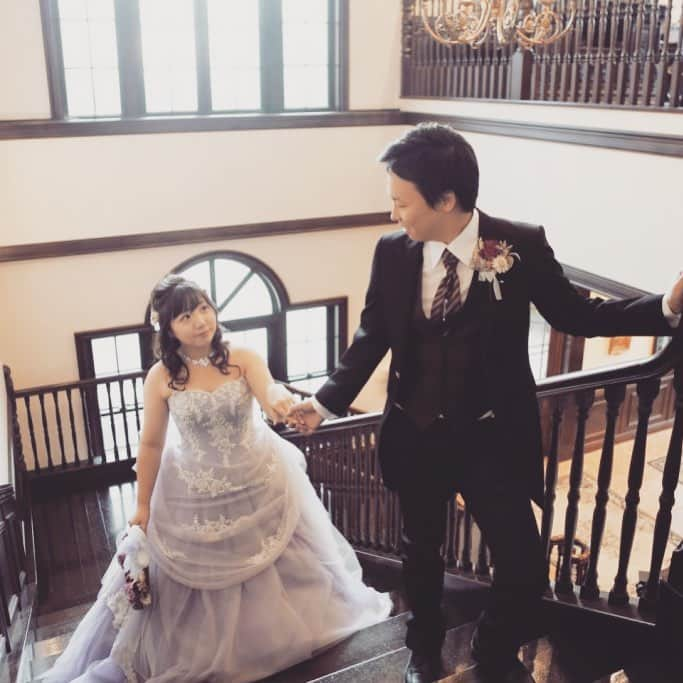 迎賓館ヴィクトリア/結婚式(富山・高岡・金沢・小松・福井)のインスタグラム：「#前撮り (* ¨̮*)/♡︎ 階段を使っての撮影✨ 新郎様を見つめる新婦様がとってもcute!!🥰❤️ * * * * * ⛪️ウエディングフェアや💡お問い合わせは プロフィールからHPをご覧下さい✧︎*。 @victoria_weddingstyle ☎️お電話でのお問い合わせもお待ちしております *迎賓館VICTORIA福井 TEL 0776-23-5011 *迎賓館VICTORIA小松 TEL 0761-23-7055 *迎賓館VICTORIA金沢 TEL 076-238-5211 *迎賓館VICTORIA高岡 TEL 0766-27-1155 *富山セントマリー教会＆迎賓館VICTORIA TEL 076-423-6688 *。 *。 #迎賓館ヴィクトリア #ヴィクトリア #福井ヴィクトリア#小松ヴィクトリア #金沢ヴィクトリア#高岡ヴィクトリア#富山ヴィクトリア#vic花嫁 #vic婚#ウェディング #ブライダル #結婚式 #福井結婚式 #結婚式場 #福井結婚式場 #結婚式準備 #卒花嫁 #北陸花嫁 #福井花嫁 #家族愛 #ウエディングフェア #フェア #福井#福井市#前撮り階段#カラードレス#可愛い#パープル」