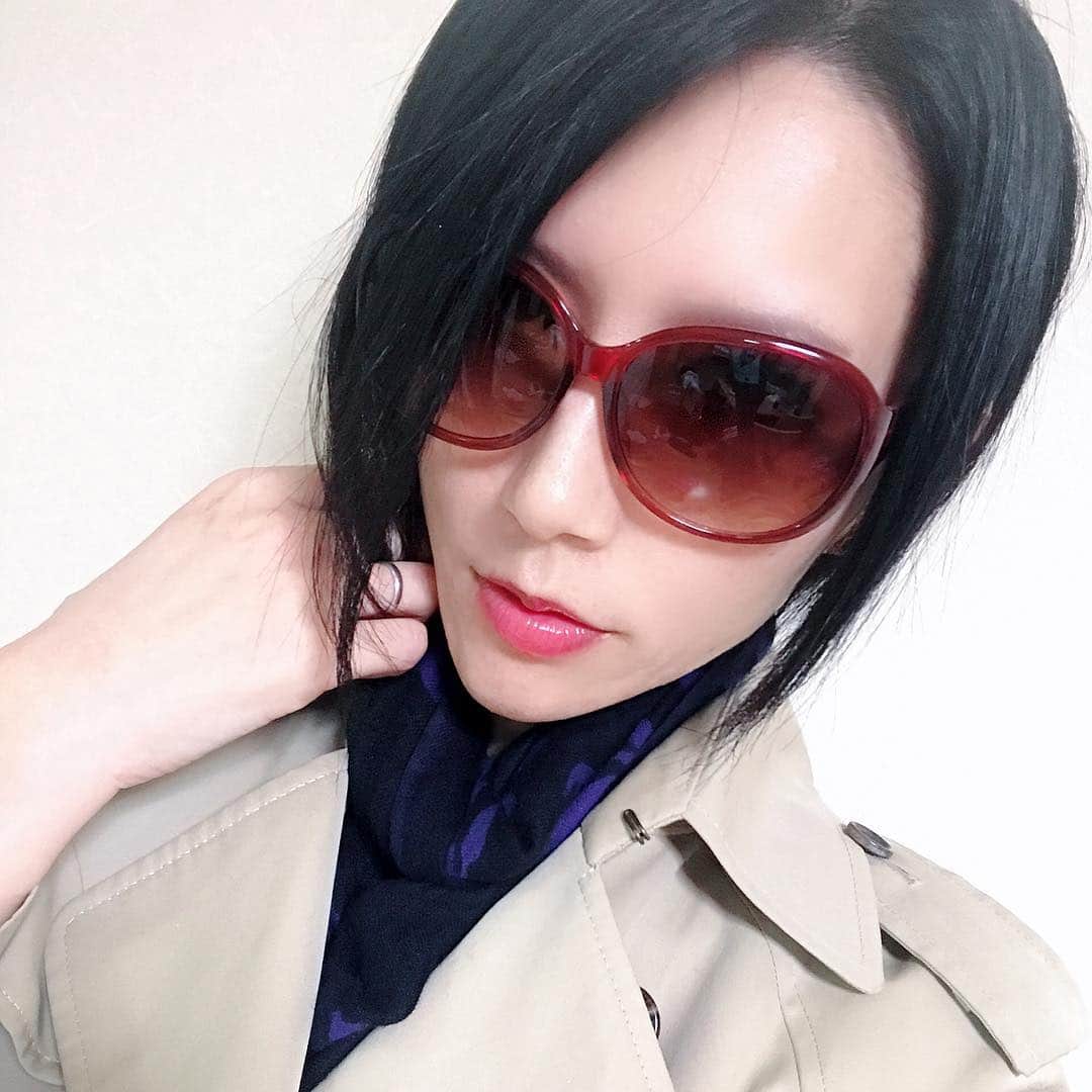 鷹村アオイのインスタグラム：「. それっほいサングラスを入手したので私物でバイオハザードのエイダ風に。 RE2楽しみです✨ . #コスプレイヤー #コスプレ #バイオハザード2リメイク #バイオハザード2 #エイダウォン」