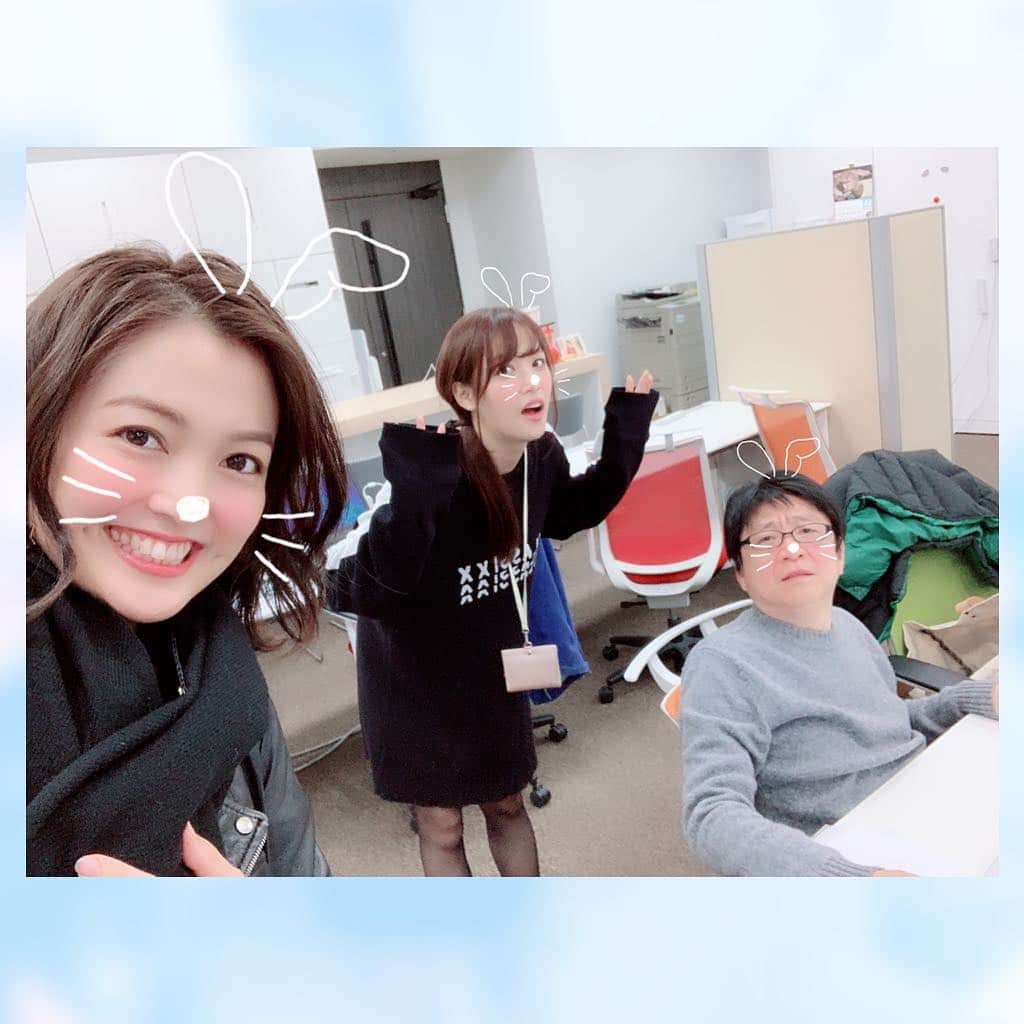 福田典子さんのインスタグラム写真 - (福田典子Instagram)「今日は、年明けの番組の収録でした！収録終わり、アナウンス部にいると、鷲見ちゃんがご帰還！ SPORTSウォッチャーの取材でかなりお疲れの様子…それでも写真に写ってくれました〜！ありがとう！ . 植草アナウンサーは、連日 #Paravi で配信している卓球グランドファイナルに向けての準備中…！ . SPORTSウォッチャーも、卓球グランドファイナルも、年末年始の特番もぜひ見てくださいねーっ💓 . . . #詳細はまた後日 #植草朋樹 #アナウンサー #鷲見玲奈 アナウンサー #SPORTSウォッチャー #卓球 #グランドファイナル #tabletennis #sports #tv #photooftheday #love #blue」12月15日 17時47分 - norikofukuda212