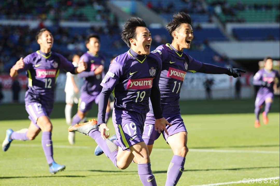 サンフレッチェ広島さんのインスタグラム写真 - (サンフレッチェ広島Instagram)「『高円宮杯 JFA U-18 サッカープレミアリーグ 2018 ファイナル』で、サンフレッチェ広島ユースが鹿島アントラーズユースに2-1で勝利😂  6年ぶり5度目となる高円宮杯制覇を果たし、日本一に輝きました🏆  試合は一進一退の攻防から、次第にサンフレッチェペースに。その中で生まれた待望の先制点は、前半37分でした。東俊希選手のクロスに、鮎川峻選手がヘディングシュート⚽　この得点で勢いがつきました‼️ 後半も積極的に仕掛け、53分には松本大弥選手が放ったシュートが相手DFの腕に当たってPKに。これを大堀亮之介選手が冷静に決め、2点のリードを奪います。  その後、セットプレーから1点を失ったものの、粘り強い守備で鹿島の反撃を食い止め、全員の力で優勝をつかみとりました🙌  たくさんのご声援、誠にありがとうございました🙇  #sanfrecce #youth #premier18」12月15日 17時44分 - sanfrecce.official